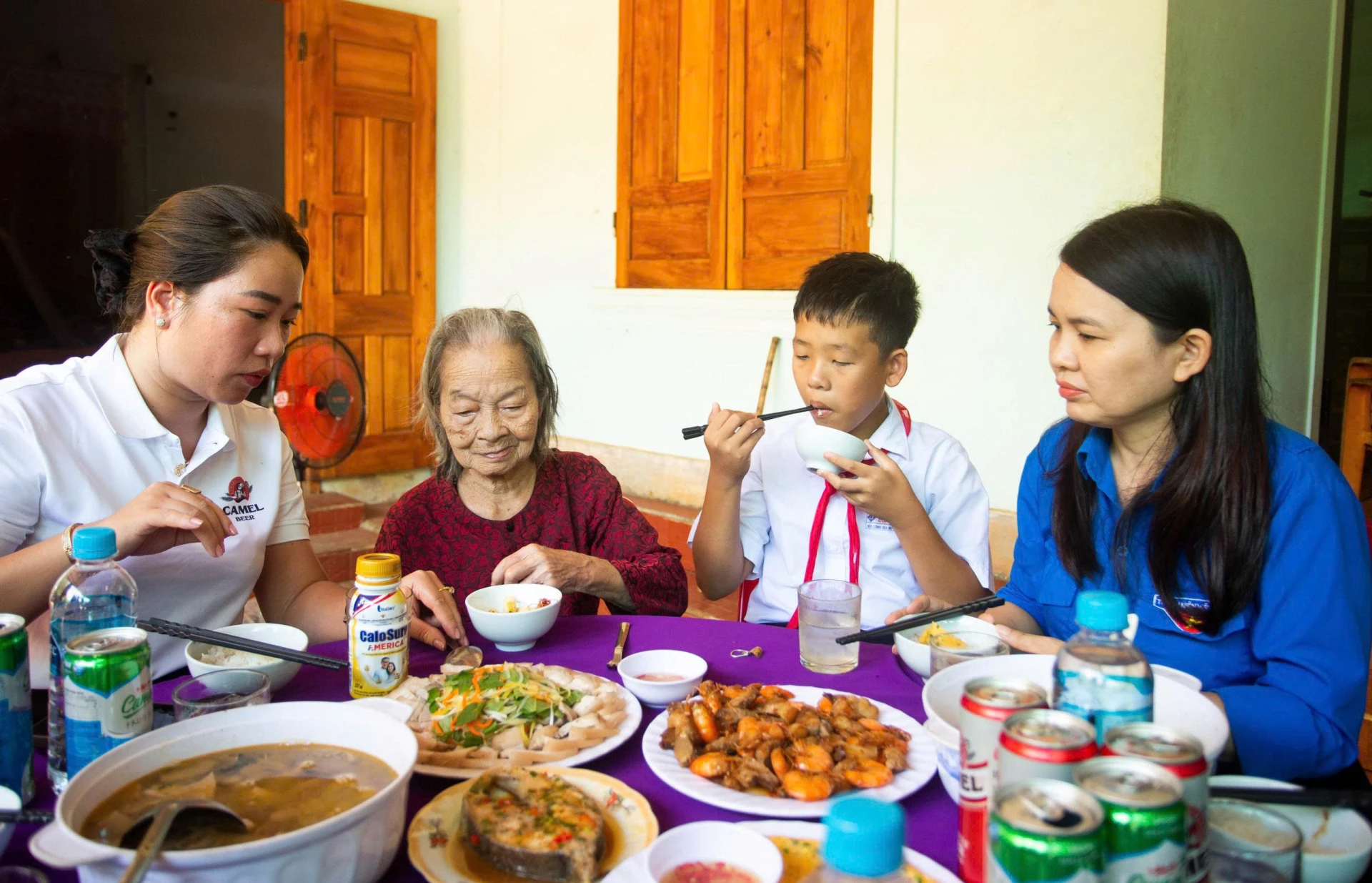 Bữa cơm cùng Mẹ Việt Nam Anh hùng Bùi Thị Xiếc. Ảnh: LO 
