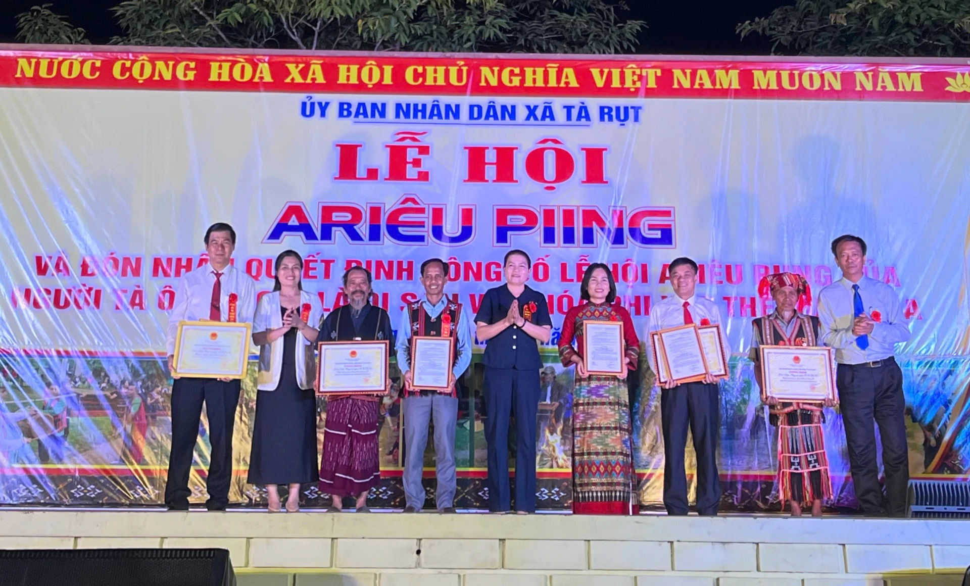 Các đại biểu trao Quyết định công bố Lễ hội ARiêu Piing của người Pa Kô tại là Di sản văn hoá phi vật thể quốc gia - Ảnh: LO 