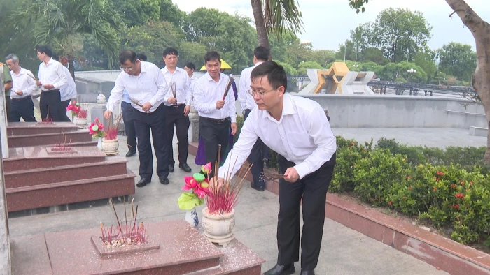 Đoàn công tác TP. Huế tri ân các anh hùng liệt sĩ tại Quảng Trị