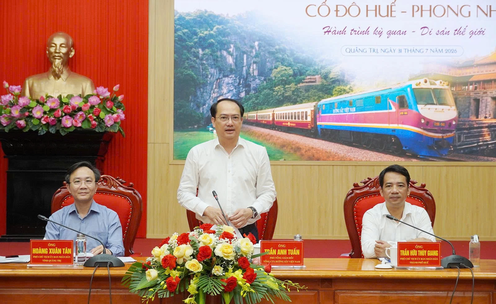 Ông Trần Anh Tuấn, Phó Tổng Giám đốc Công ty Đường sắt Việt Nam phát biểu tại hội thảo - Ảnh: NL