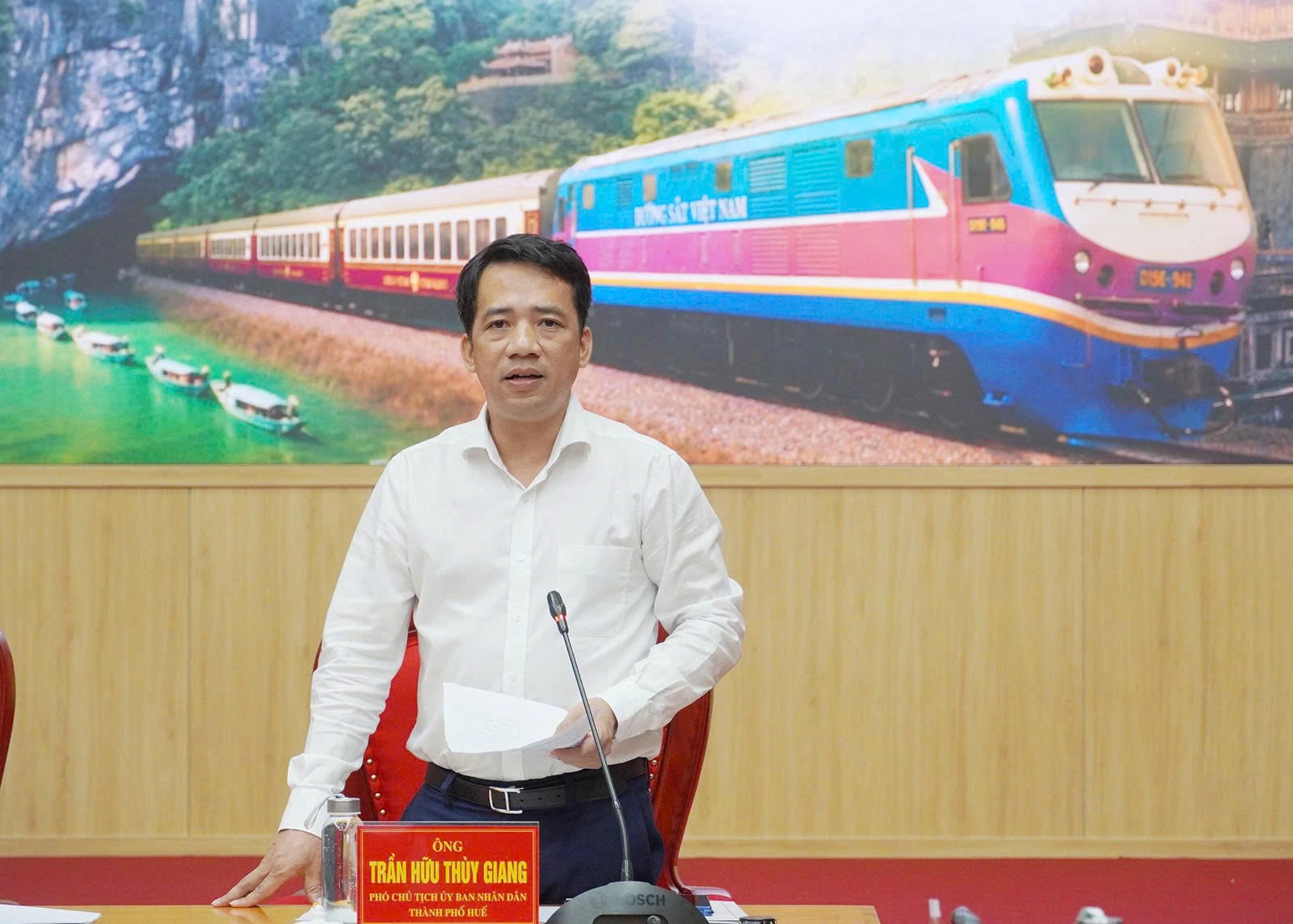 Đồng chí Trần Hữu Thùy Giang, Phó Chủ tịch UBND thành phố Huế phát biểu tại hội thảo - Ảnh: NL