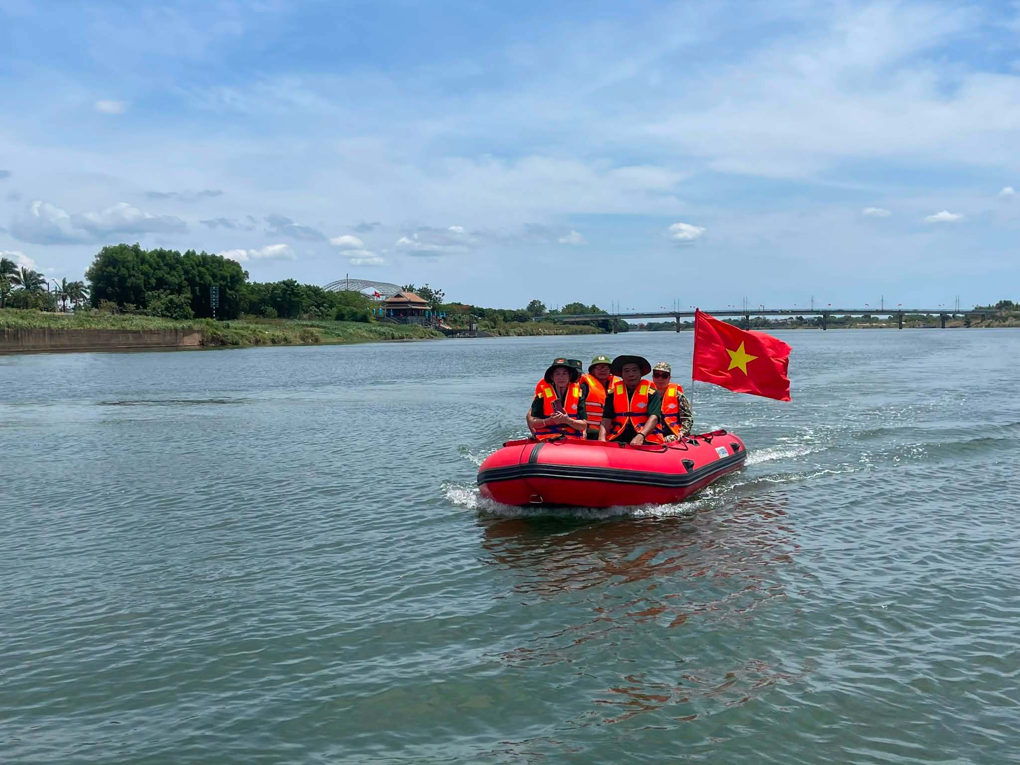 Cựu chiến binh, thân nhân liệt sĩ được đội cano tình nguyện 0 đồng chở tham quan trên sông Thạch Hãn - Ảnh: Cano 0 đồng