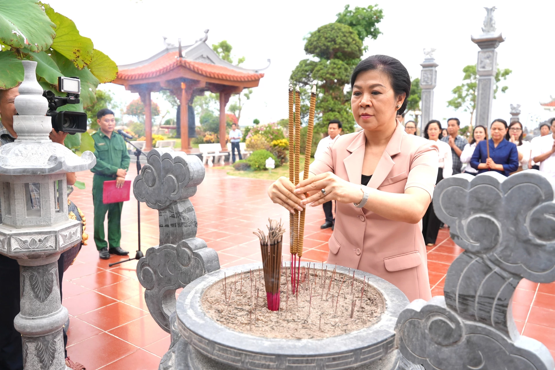 Phu nhân Tổng Bí thư, Chủ tịch nước Tô Lâm, Ngô Phương Ly dâng hương tại Khu di tích lịch sử Quốc gia đặc biệt Bến Phà Gianh - Ảnh: T.Đ