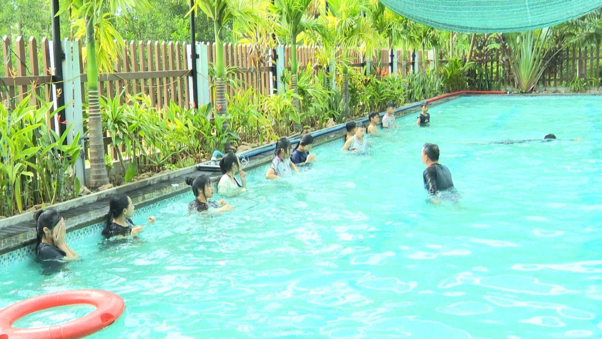 Hoạt động dạy bơi miễn phí trong dịp hè tại xã Bố Trạch góp phần tạo môi trường an toàn, lành mạnh cho trẻ em - Ảnh: L.M