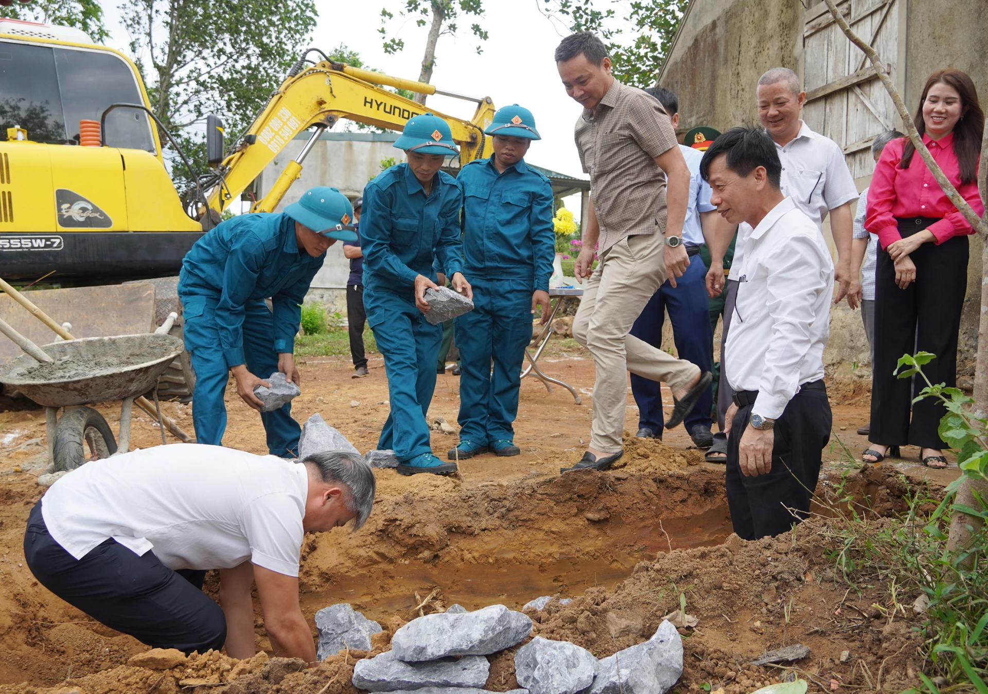 Các đại biểu tham gia thực hiện nghi thức khởi công xây nhà ở cho bà Nguyễn Thị Sửu - Ảnh: L.M