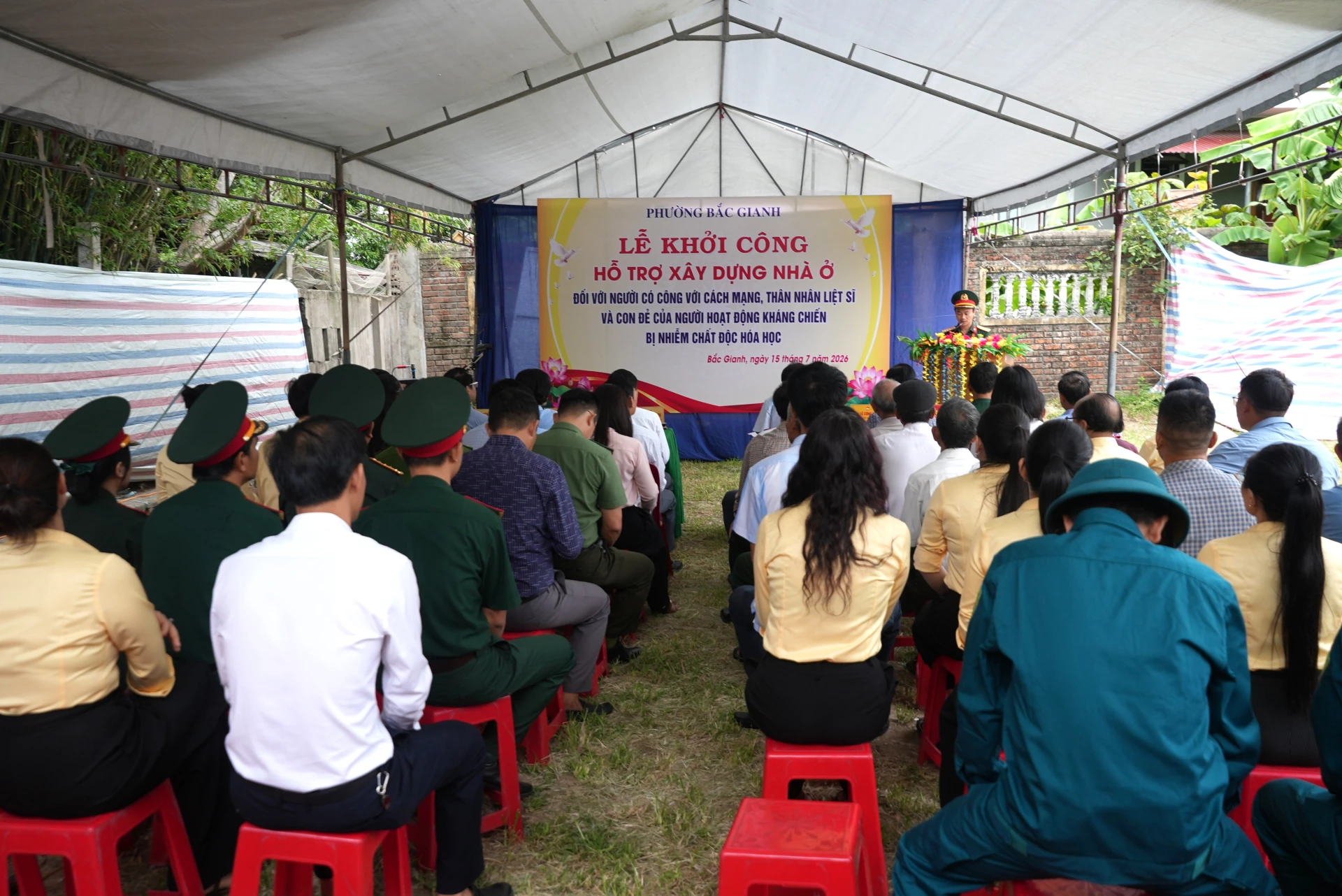 Quang cảnh lễ khởi công hỗ trợ xây dựng nhà ở cho gia đình chính sách ở phường Bắc Gianh - Ảnh: T.Đ
