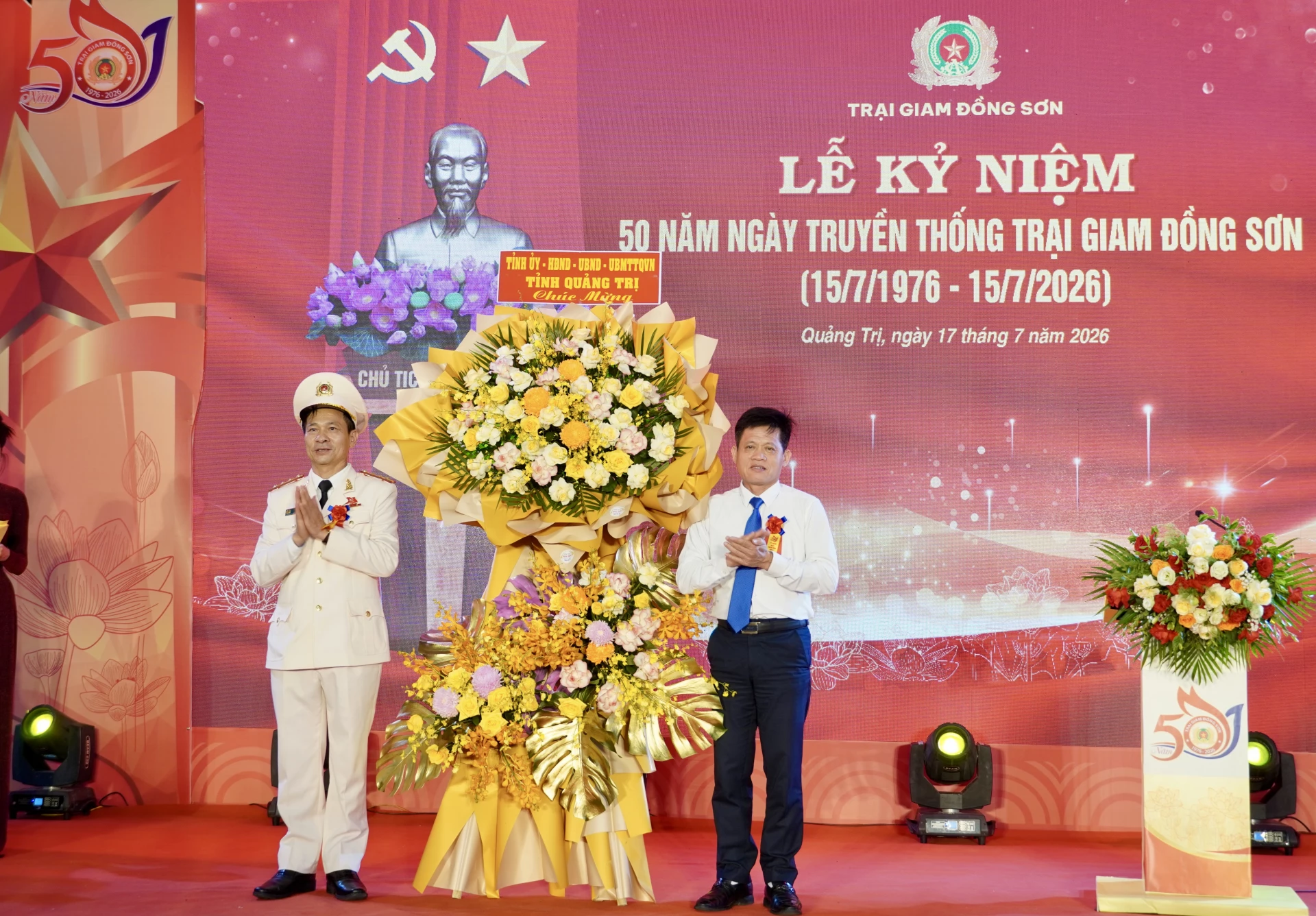 Lãnh đạo tỉnh tặng hoa chúc mừng Trại giam Đồng Sơn - Ảnh: H.N