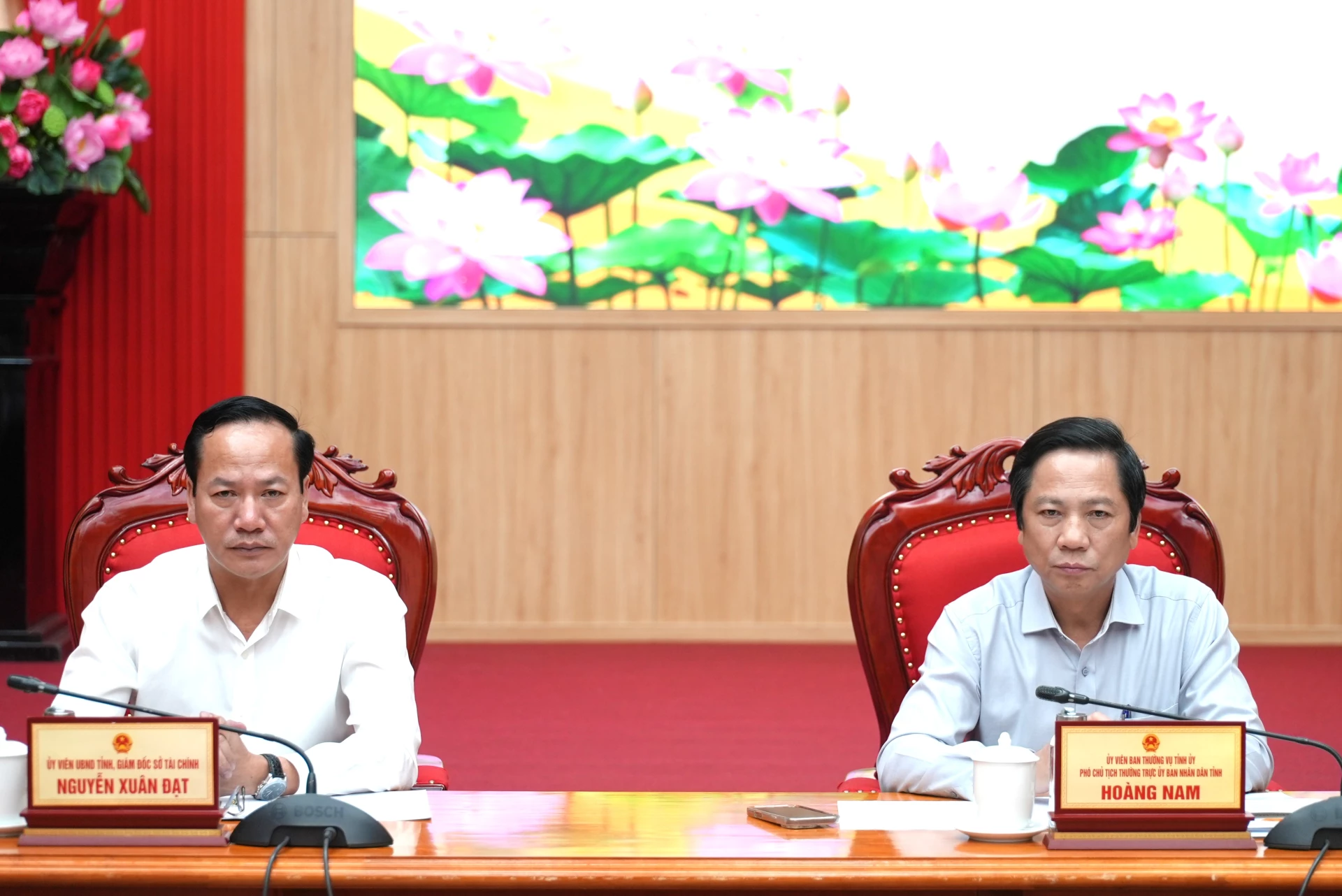 Đồng chí Hoàng Nam, Phó Chủ tịch Thường trực UBND tỉnh và lãnh đạo Sở Tài chính tham dự hội nghị tại điểm cầu Quảng Trị - Ảnh: T.Đ