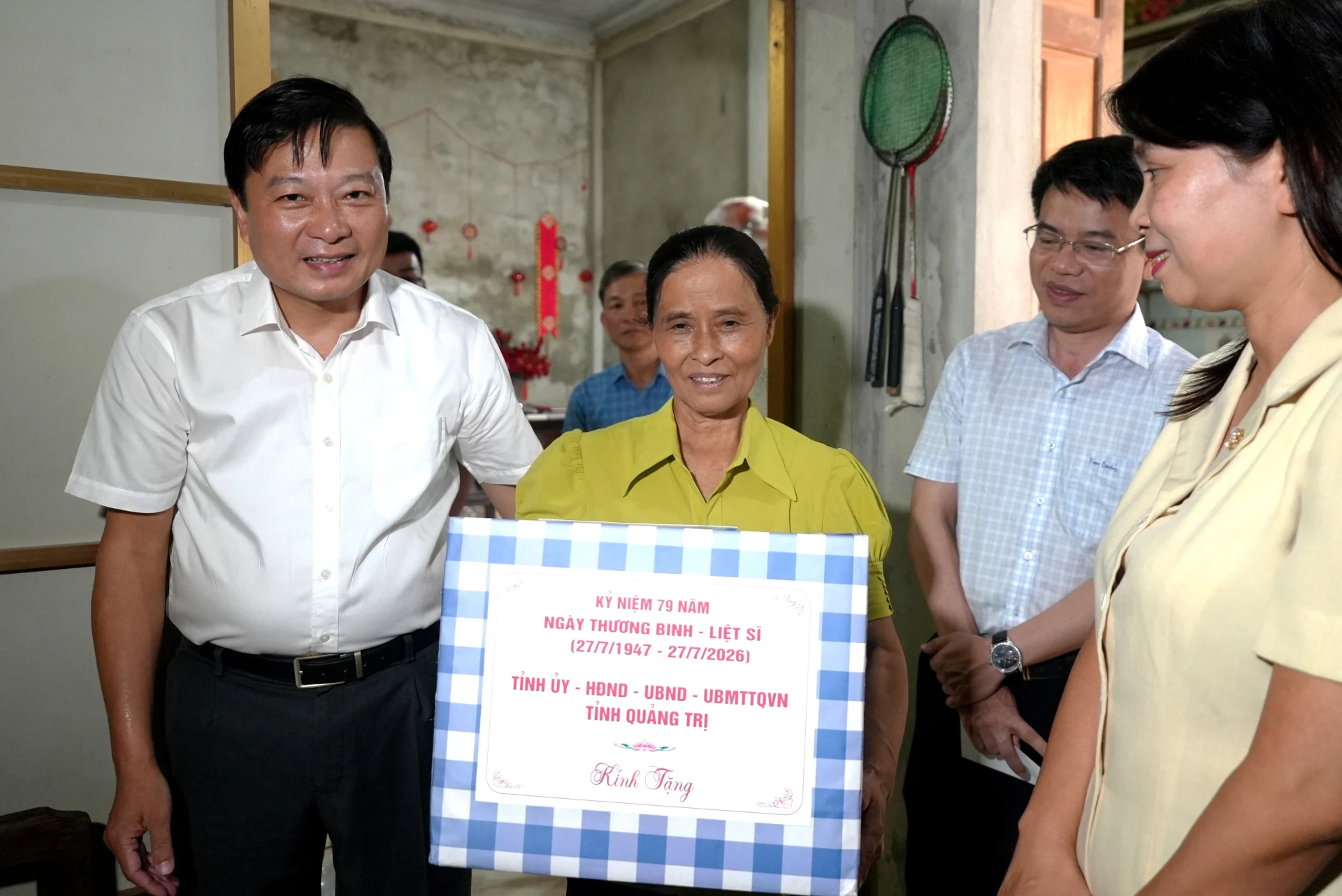 Đồng chí Lê Hồng Vinh, Chủ tịch UBND tỉnh tặng quà cho gia đình thương binh Đỗ Văn Vững, ở xã Lệ Thủy - Ảnh: T.Đ