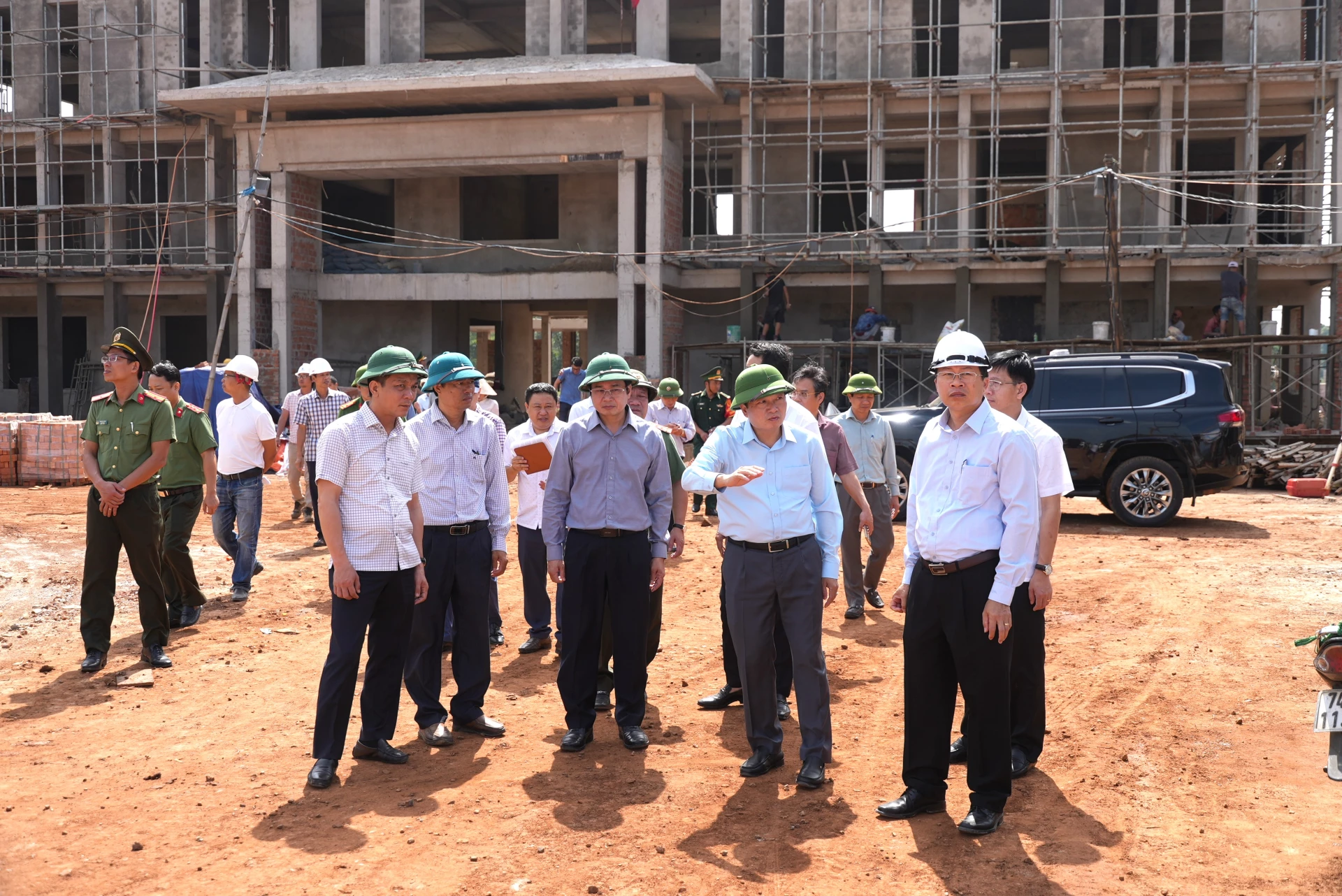 Đồng chí Lê Hồng Vinh, Chủ tịch UBND tỉnh lưu ý chủ đầu tư phải đảm bảo chất lượng, tiến độ công trình - Ảnh: T.Đ