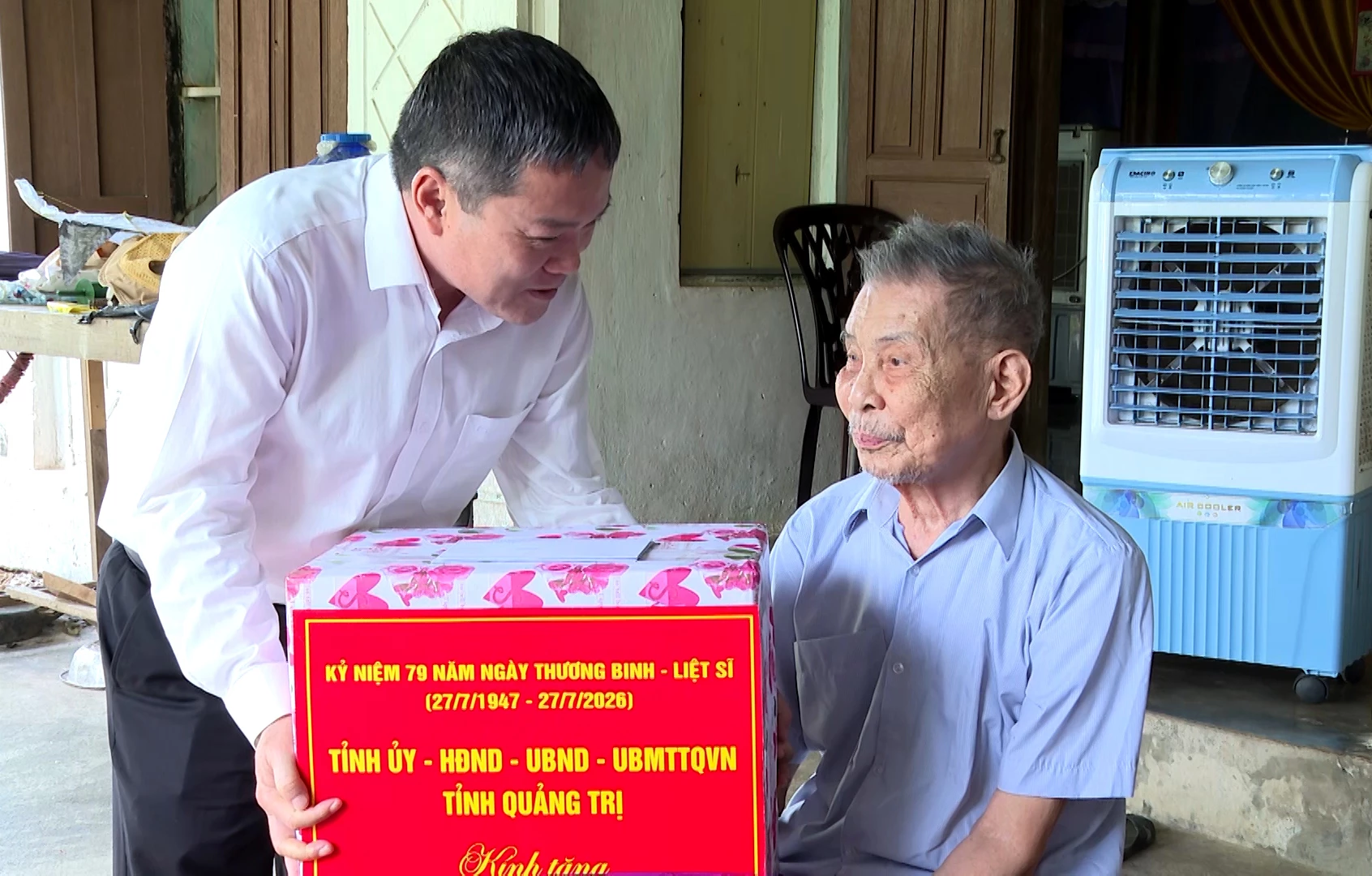 Đồng chí Phan Phong Phú, Phó Chủ tịch UBND tỉnh thăm, tặng quà gia đình chính sách