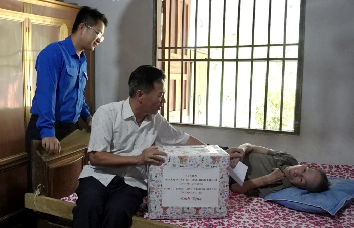 Thăm, tặng quà gia đình chính sách và người có công
