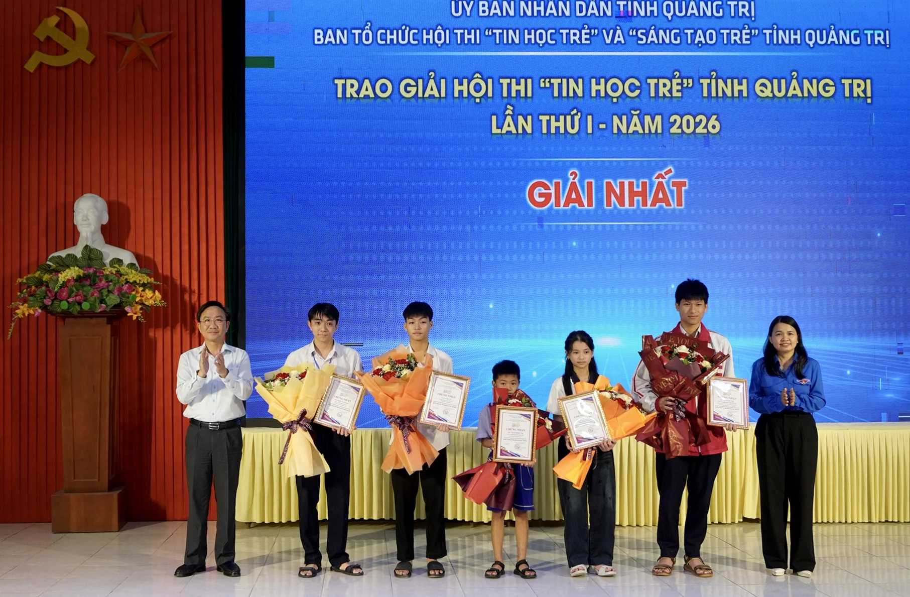 Ban Tổ chức đã trao Giấy Chứng nhận và phần thưởng cho 05 giải Nhất Hội thi “Tin học trẻ” - Ảnh: H.T