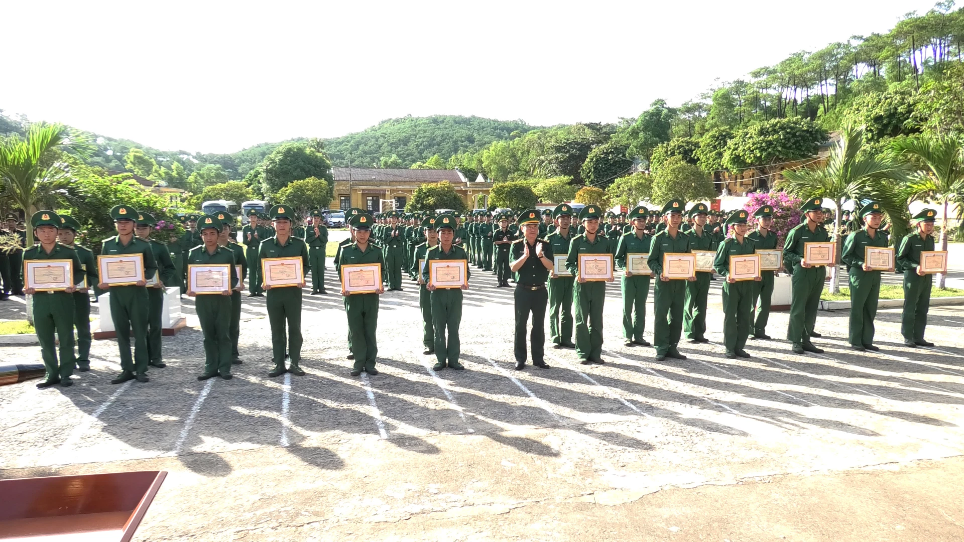 Bế giảng và công bố quyết định biên chế chiến sĩ mới năm 2026 - Ảnh: H.N
