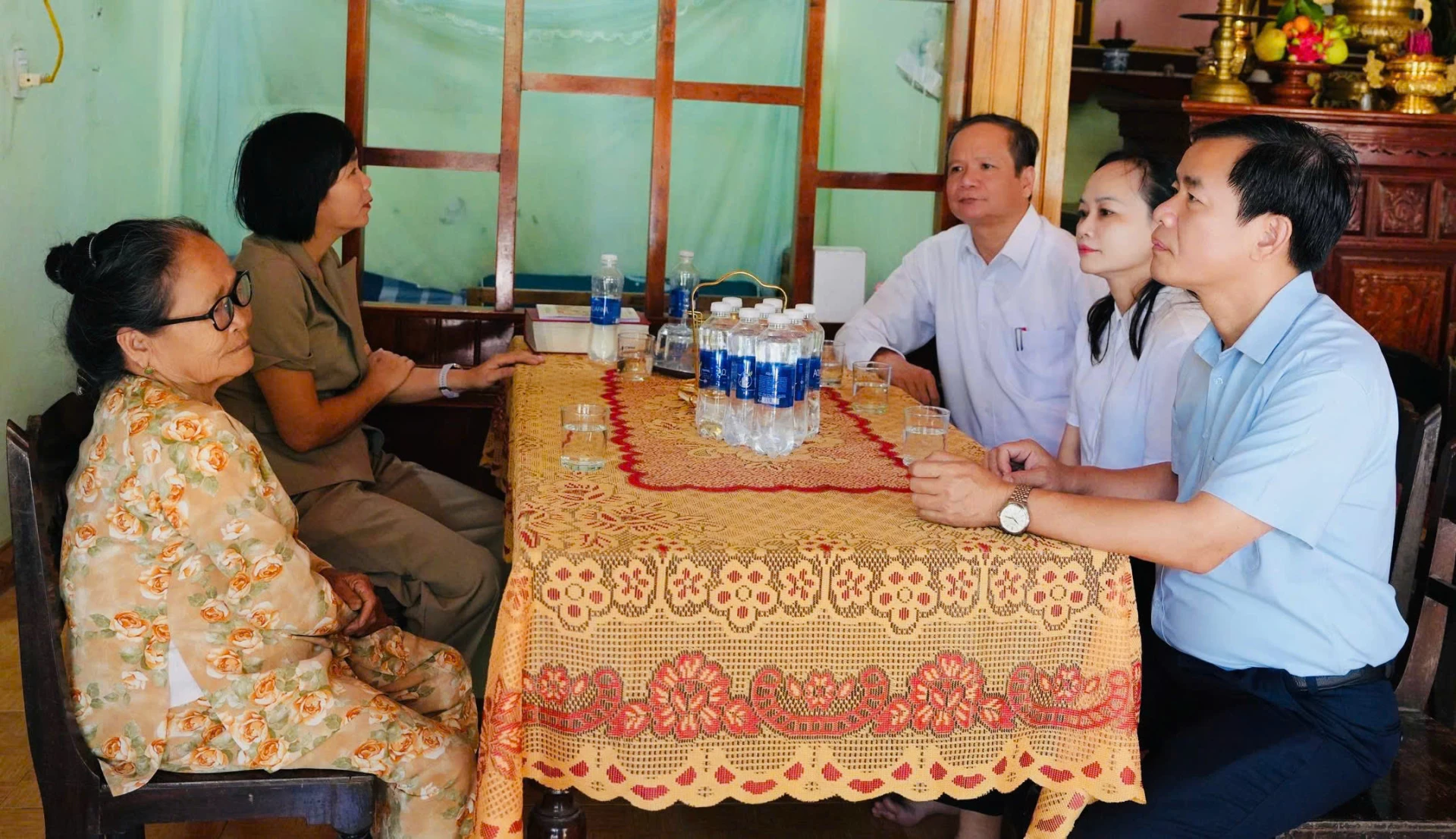 
Đồng chí Nguyễn Văn Phương, Uỷ viên Ban Chấp hành Trung ương Đảng, Bí thư Tỉnh ủy cùng đại diện Sở Nội vụ và chính quyền địa phương thăm hỏi hoàn cảnh và động viên gia đình bà Cao Thị Diến - Ảnh: Mỹ Nhị