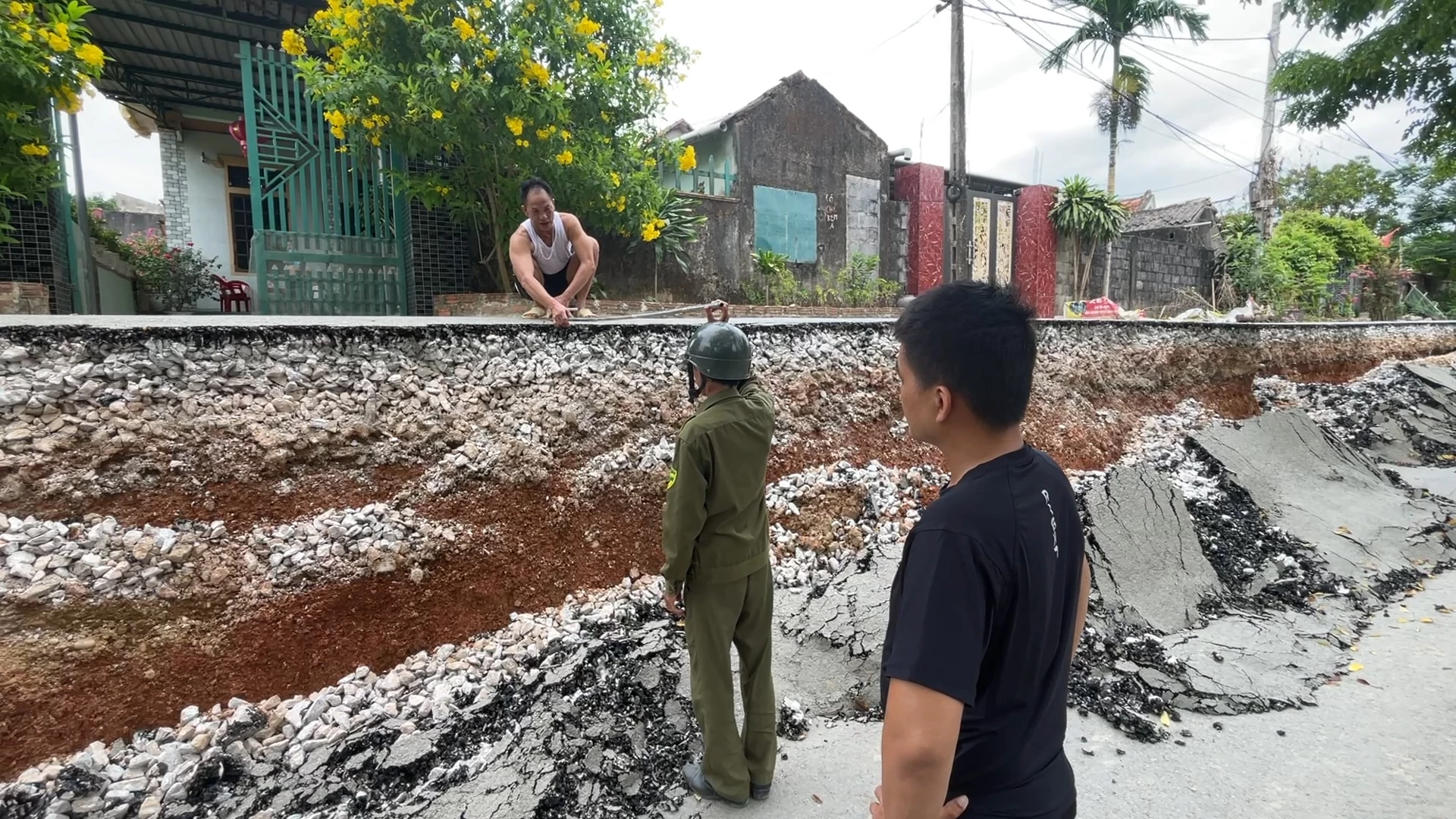 Việc đo đạc, kiểm tra được tiến hành kỹ lưỡng để đánh giá mức độ ảnh hưởng của sự cố - Ảnh: N.M.P