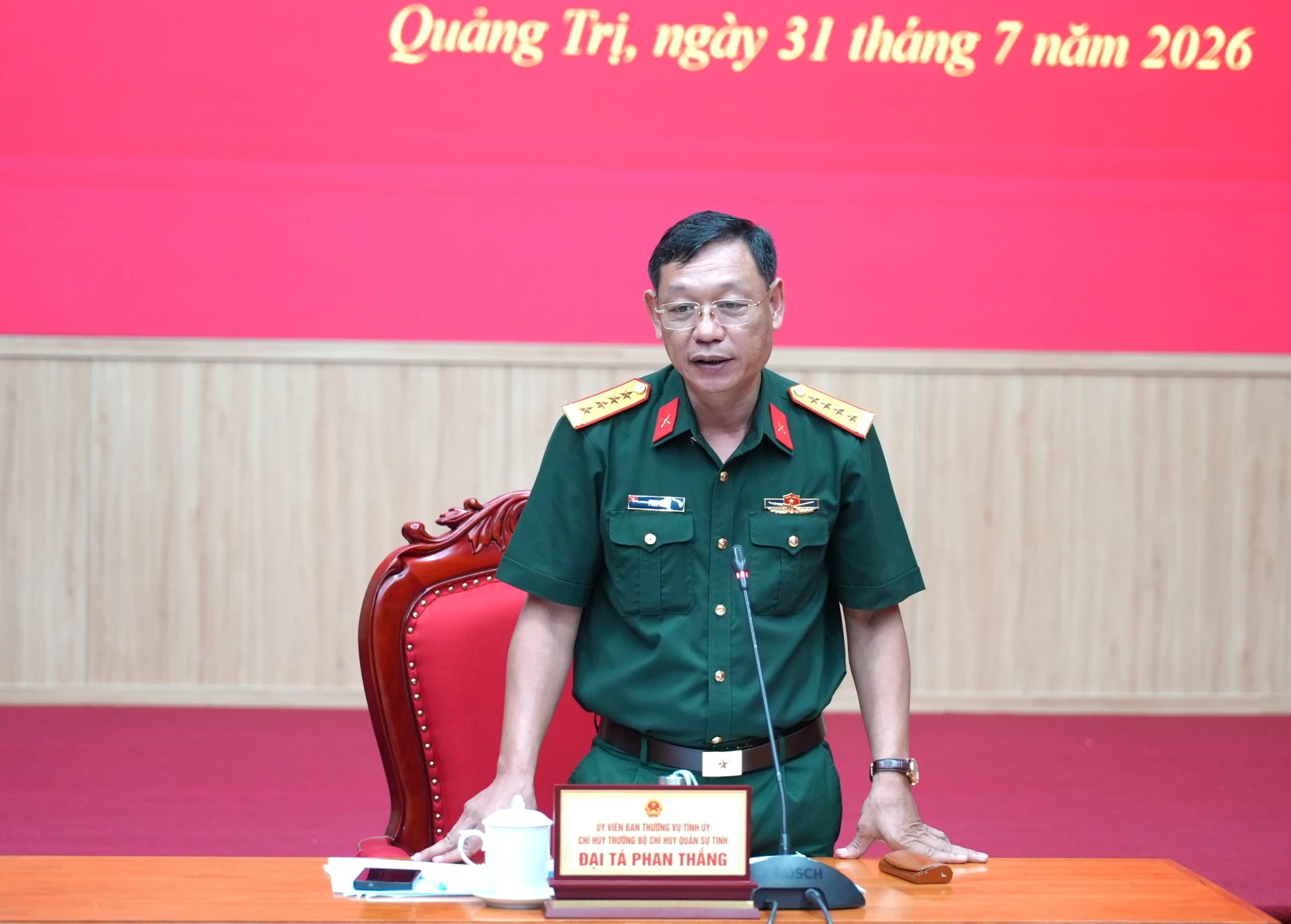 Đại tá Phan Thắng, Chỉ huy trưởng Bộ Chỉ huy Quân sự tỉnh phát biểu tại hội nghị - Ảnh: T.Đ