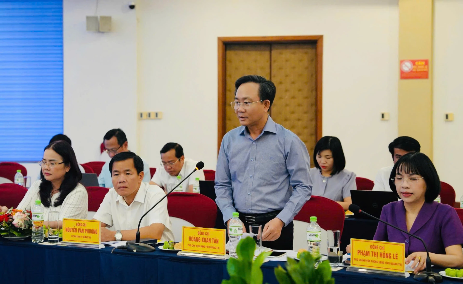 Đồng chí Hoàng Xuân Tân, Phó Chủ tịch Ủy ban nhân dân tỉnh Quảng Trị phát biểu, nêu lên một số khó khăn trong thực tiễn phát triển giáo dục tại địa phương - Ảnh: Mỹ Nhị