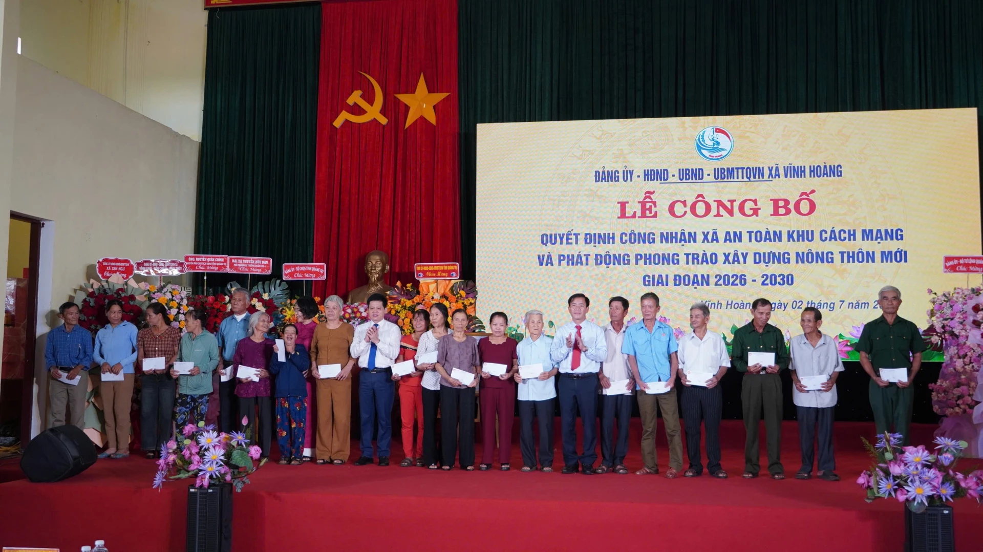 Đồng chí Nguyễn Văn Phương, Bí thư Tỉnh ủy và đồng chí Lê Văn Bảo, Phó Chủ tịch UBND tỉnh trao quà tri ân các gia đình người có công với cách mạng trên địa bàn xã Vĩnh Hoàng - Ảnh: Mỹ Nhị