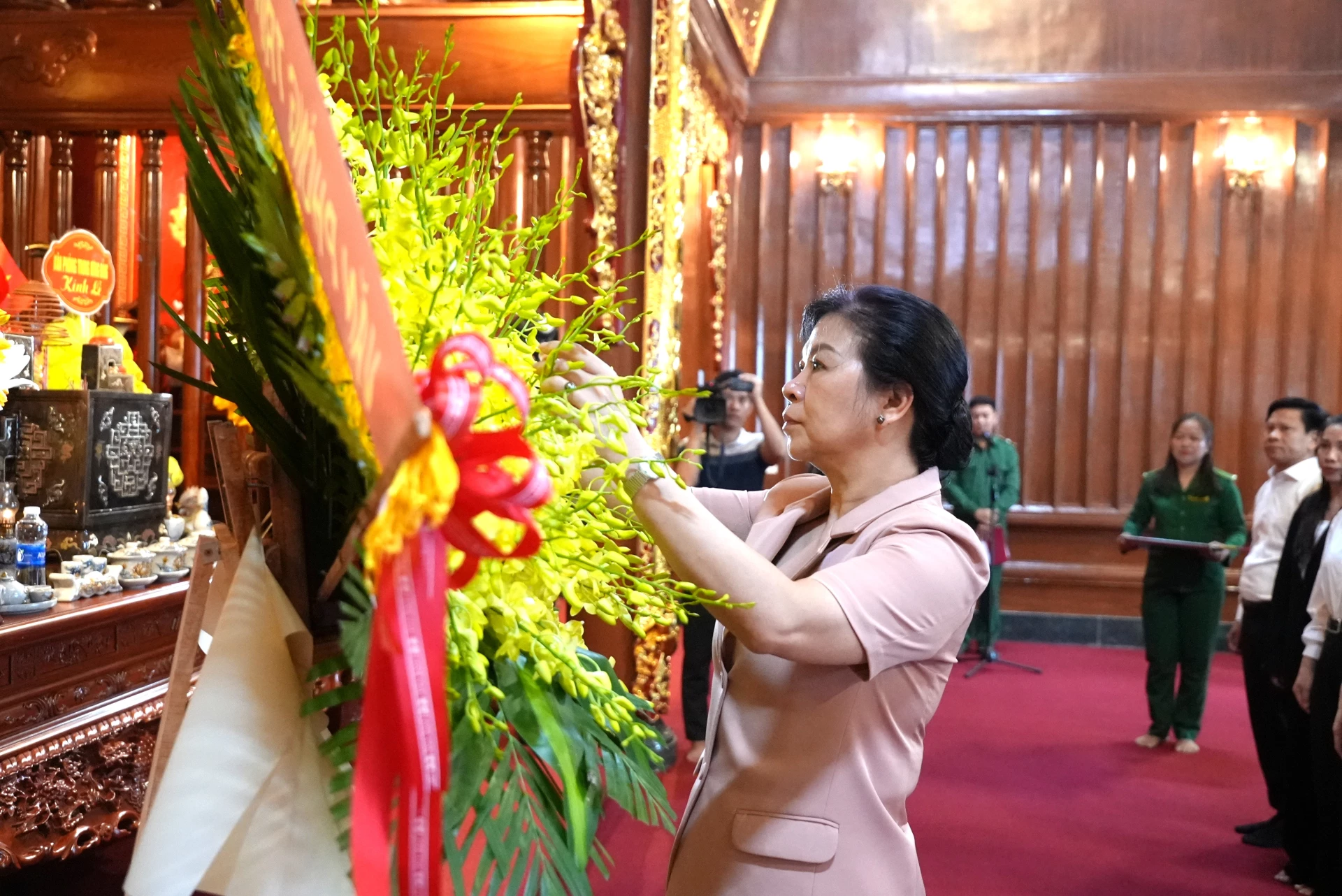 Phu nhân Tổng Bí thư, Chủ tịch nước Tô Lâm, Ngô Phương Ly dâng hoa tại Khu di tích lịch sử Quốc gia đặc biệt Bến Phà Gianh - Ảnh: T.Đ
