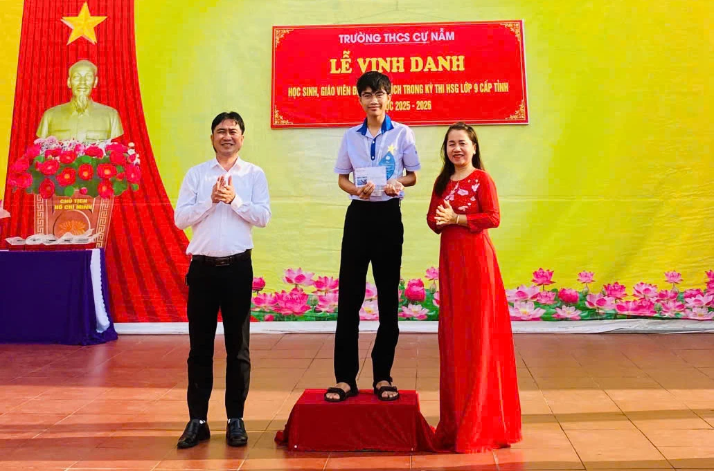 Trường THCS Cự Nẫm khen thưởng học sinh đạt thành tích cao trong năm học 2025-2026 - Ảnh: L.M

