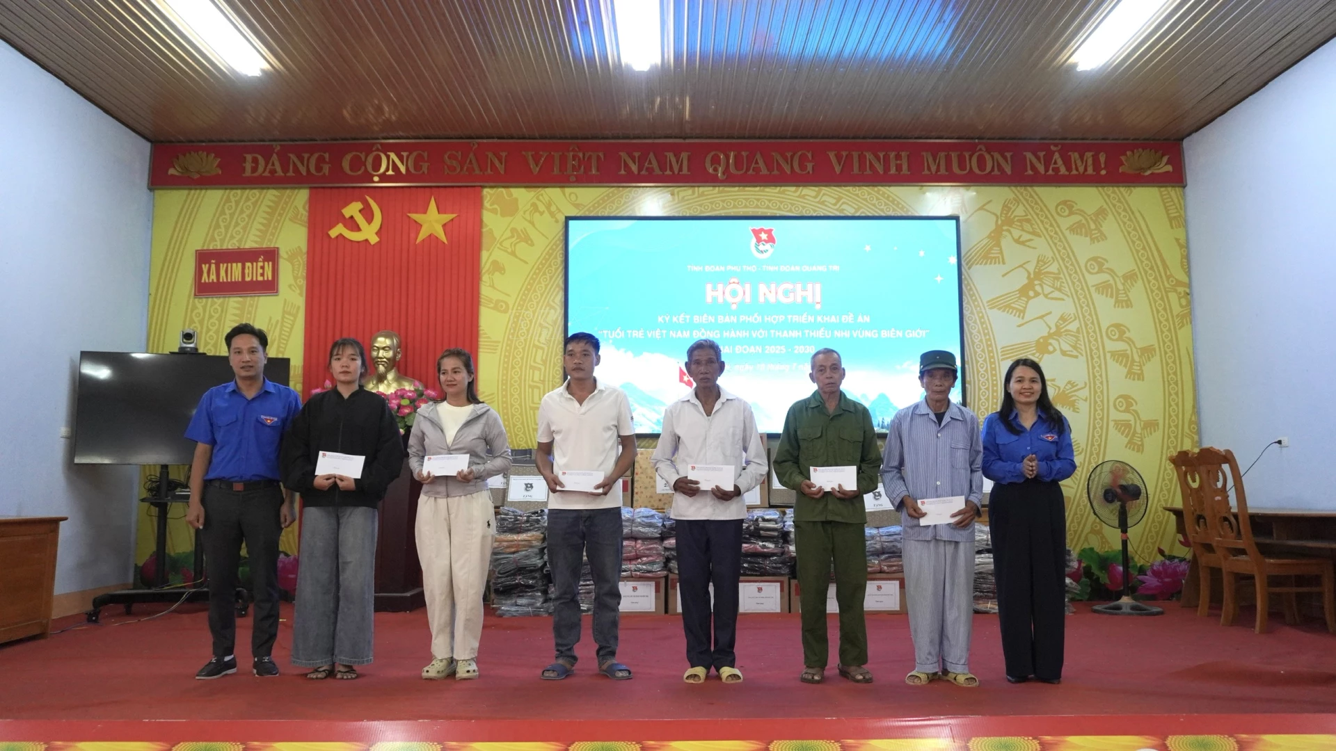 Chương trình đã trao tặng 20 suất quà cho các gia đình chính sách, người có công với cách mạng trên địa bàn xã Kim Điền - Ảnh: H.T