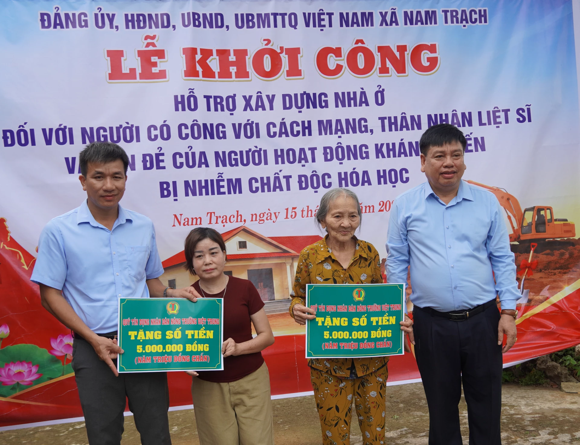 Lãnh đạo Quỹ tín dụng Nhân dân Nông trường Việt Trung trao hỗ trợ kinh phí cho gia đình bà Nguyễn Thị Sửu và chị Đinh Thị Hiến - Ảnh: L.M
