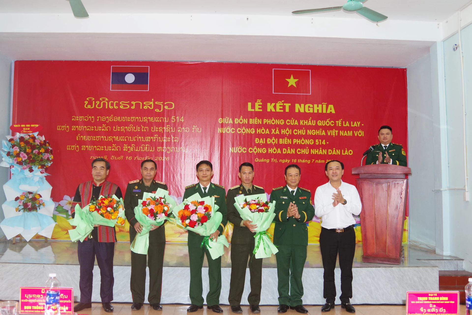 Thủ trưởng hai bên tặng hoa chúc mừng hai đơn vị hoàn thành việc ký kết nghĩa, tăng cường tình đoàn kết trong phối hợp quản lý, bảo vệ biên giới. Ảnh: Hoài Nam