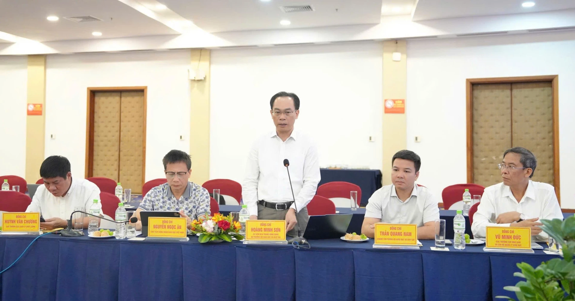 Đồng chí Hoàng Minh Sơn, Ủy viên Ban Chấp hành Trung ương Đảng, Bộ trưởng Bộ Giáo dục và Đào tạo phát biểu chỉ đạo tại buổi làm việc - Ảnh: Mỹ Nhị