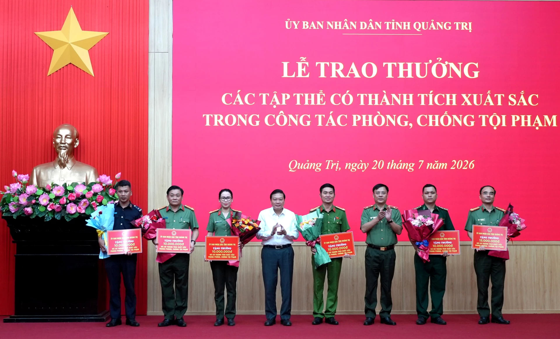Đồng chí Lê Hồng Vinh, Chủ tịch UBND tỉnh và đồng chí Thiếu tướng Nguyễn Thanh Liêm, Giám đốc Công an tỉnh trao thưởng cho các tập thể có thành tích xuất sắc - Ảnh: T.Đ