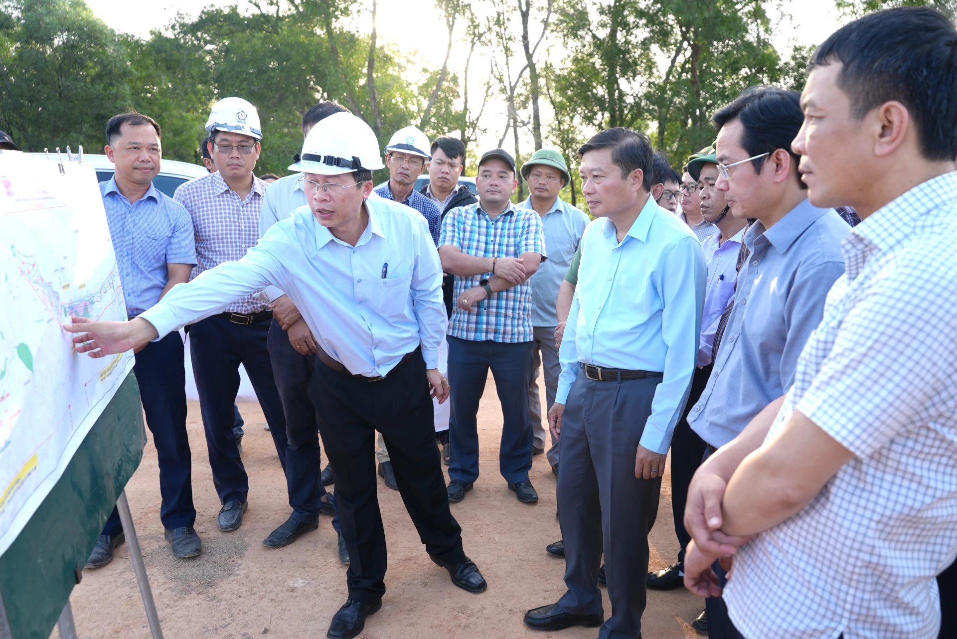 Đồng chí Lê Hồng Vinh, Chủ tịch UBND tỉnh kiểm tra Dự án Đường ven biển kết nối hành lang kinh tế Đông - Tây giai đoạn 1 tại xã Nam Cửa Việt - Ảnh: T.Đ
