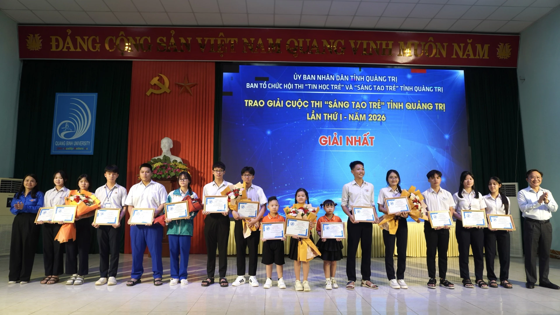 Ban Tổ chức đã trao Giấy Chứng nhận và phần thưởng cho 05 giải Nhất Cuộc thi “ Tin học trẻ” - Ảnh: H.T