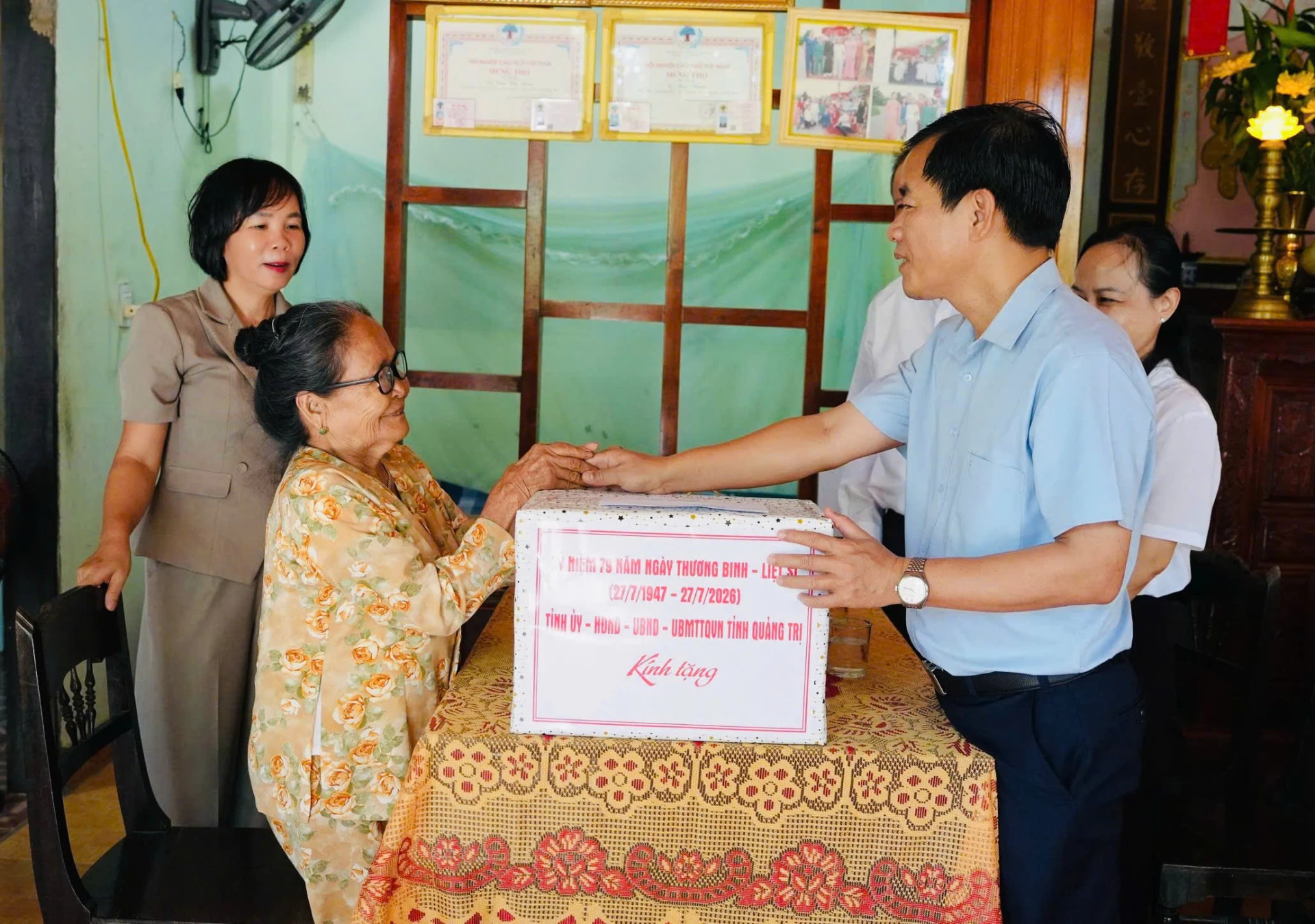 Đồng chí Bí thư Tỉnh ủy Nguyễn Văn Phương trao quà cho bà Cao Thị Diến – con gái liệt sĩ Cao Hữu Thí - Ảnh: Mỹ Nhị
