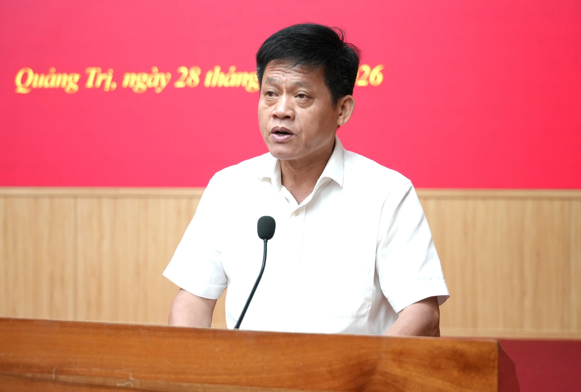 Đồng chí Lê Văn Bảo, Phó Chủ tịch UBND tỉnh điều hành phiên thảo luận tại hội nghị - Ảnh: T.Đ