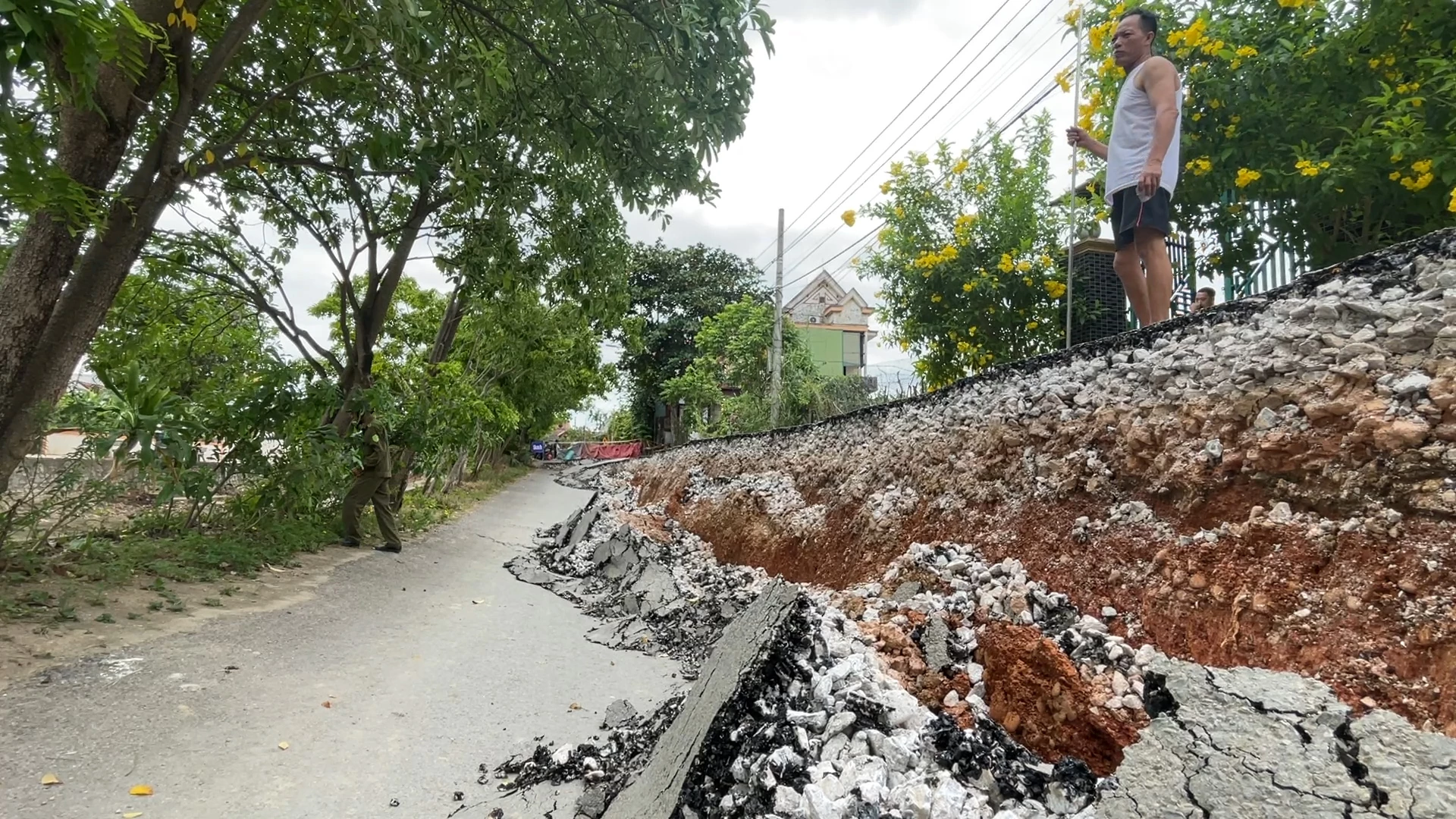 Người dân và lực lượng chức năng xã Lệ Thủy có mặt để kiểm tra hiện trường khu vực sụt lún - Ảnh: N.M.P