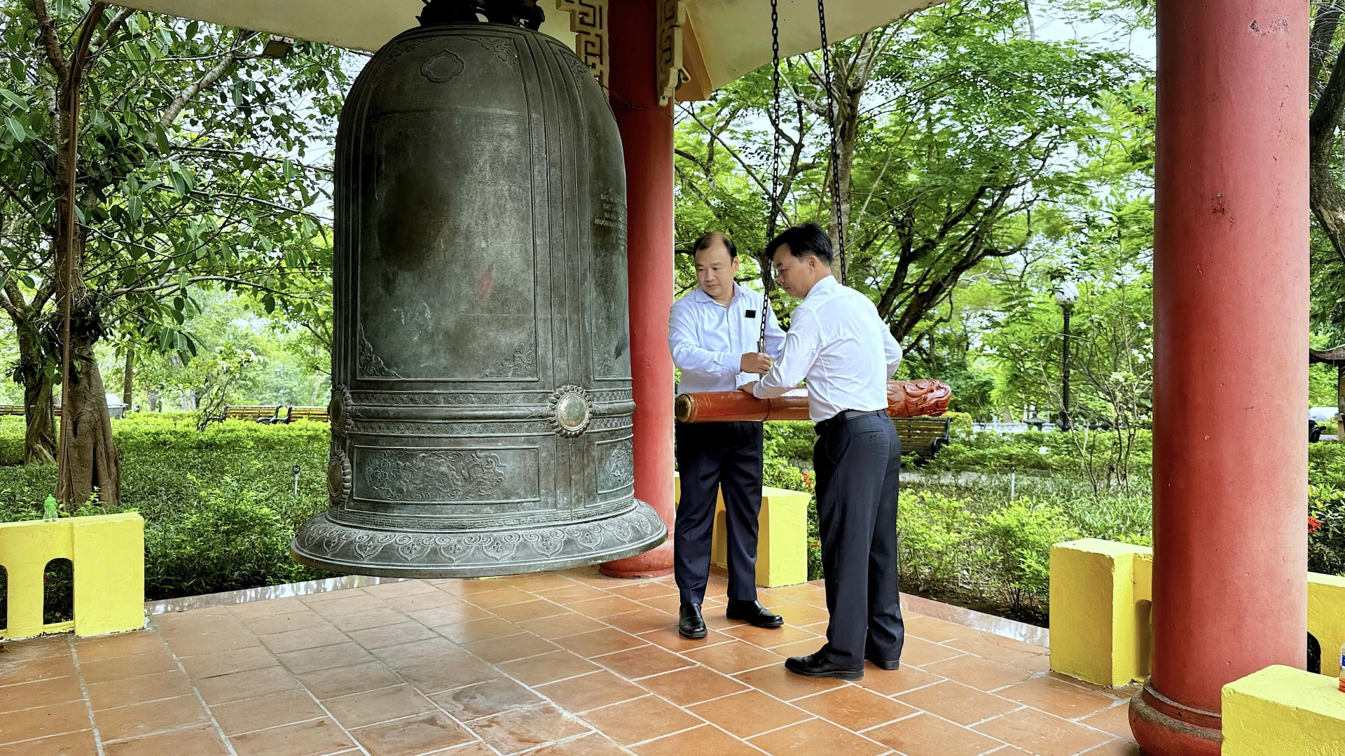 Đồng chí Lê Hải Bình và đồng chí Nguyễn Chiến Thắng thỉnh chuông tại Nghĩa trang Liệt sĩ Quốc gia Trường Sơn - Ảnh: Quang Ngọc.