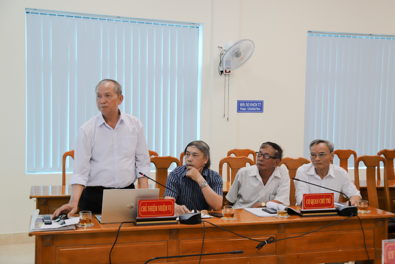 Ông Mai Văn Hác trình bày tại hội nghị nghiệm thu đề tài về đá bán quý ngọc bích. Ảnh: Sở KHCN.