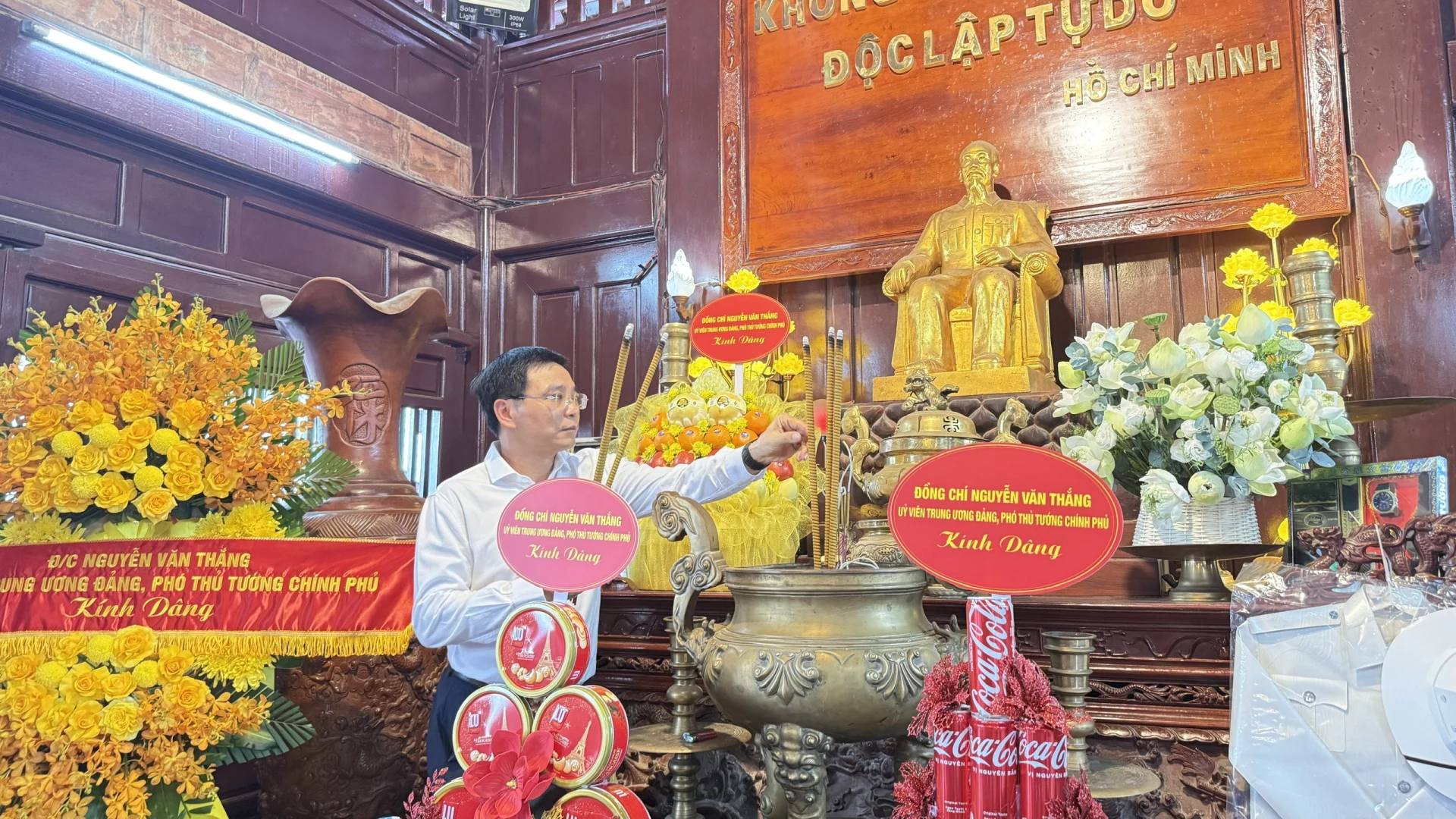 Đồng chí Nguyễn Văn Thắng, Ủy viên Trung ương Đảng, Phó Thủ tướng Chính phủ dâng hương tại Đền tưởng niệm Chủ tịch Hồ Chí Minh và các Anh hùng liệt sĩ tại bến thả hoa bờ Nam sông Thạch Hãn - NL