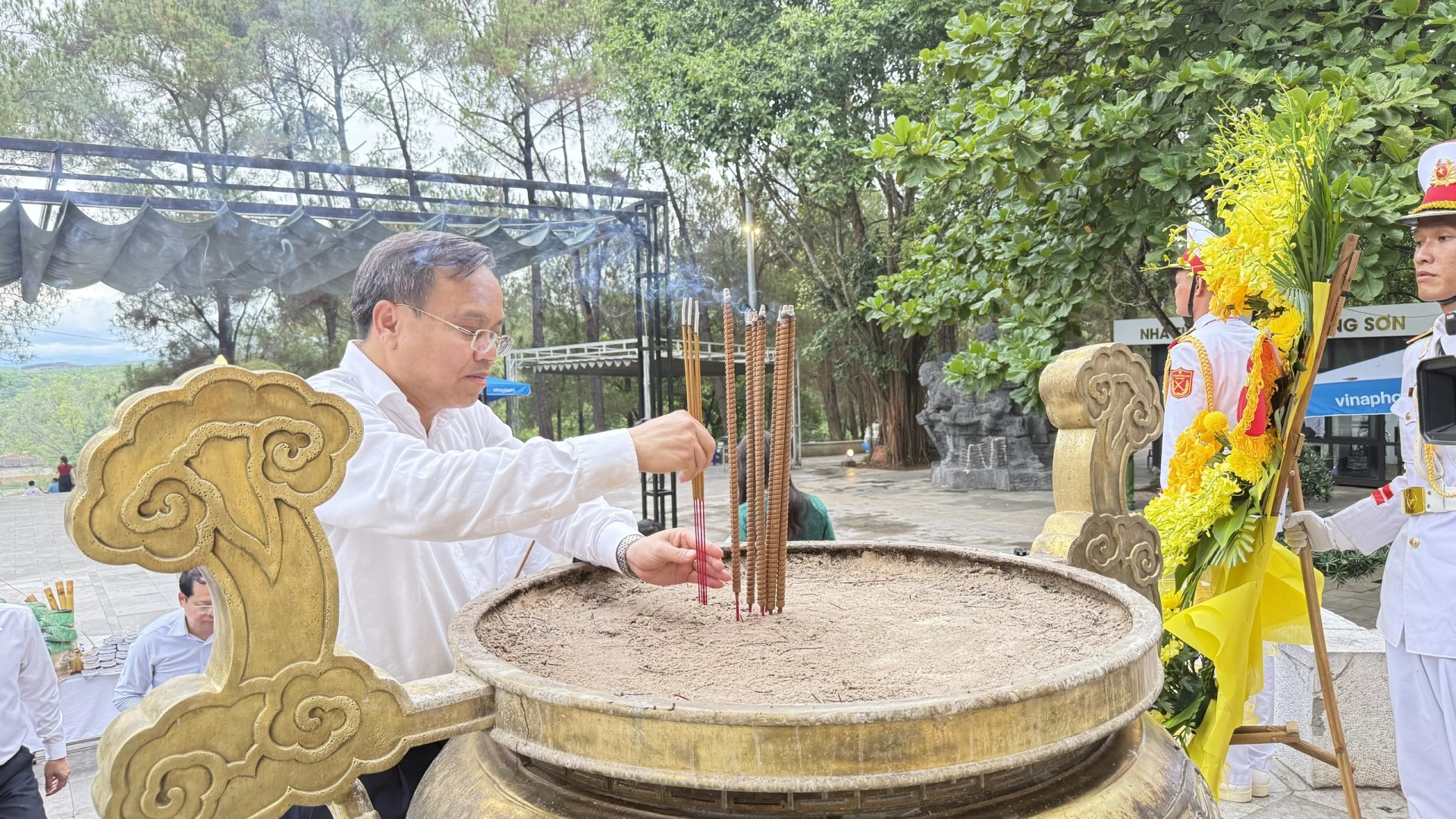 4 7 Đồng chí Lê Đức Tiến, Phó Chủ tịch UBND tỉnh dâng hương tri ân các Anh hùng Liệt sĩ tại Nghĩa trang Liệt sĩ Quốc gia Trường Sơn - Ảnh: NL