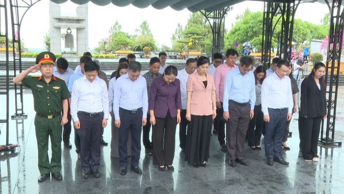 Đoàn công tác Văn phòng Trung ương Đảng tri ân các anh hùng liệt sĩ, gia đình chính sách tại tỉnh Quảng Trị