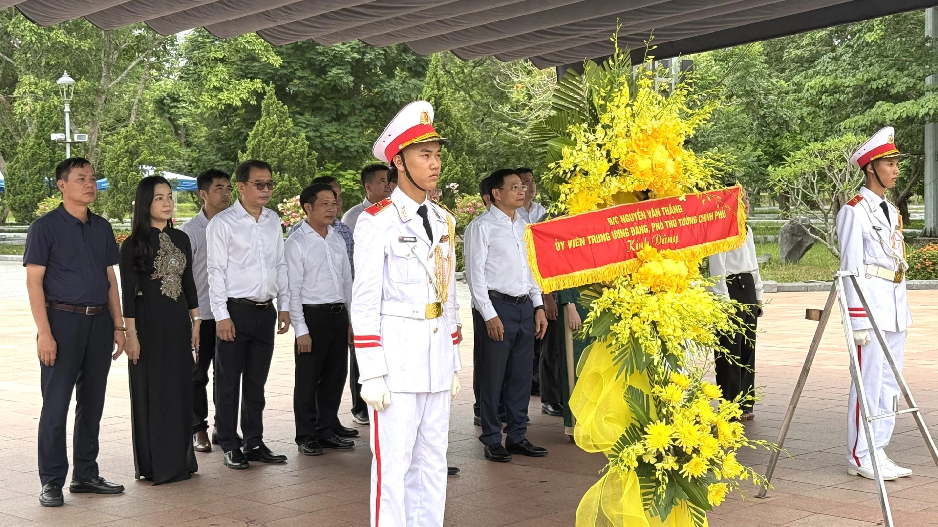 Đồng chí Nguyễn Văn Thắng, Ủy viên Trung ương Đảng, Phó Thủ tướng Chính phủ cùng các thành viên đoàn công tác dành phút tưởng niệm tri ân các Anh hùng Liệt sĩ tại Di tích Quốc gia đặc biệt Thành Cổ Quảng Trị - Ảnh: NL