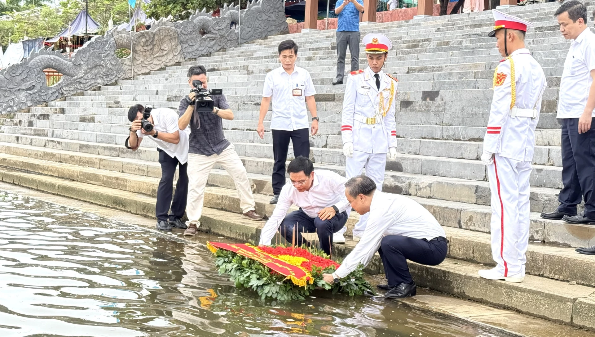 Đồng chí Nguyễn Văn Thắng, Ủy viên Trung ương Đảng, Phó Thủ tướng Chính phủ và đồng chí Lê Đức Tiến, Phó Chủ tịch UBND tỉnh thả bè hoa và dâng hương tưởng nhớ các Anh hùng Liệt sĩ tại bến thả hoa bờ Bắc sông Thạch Hãn - Ảnh: NL