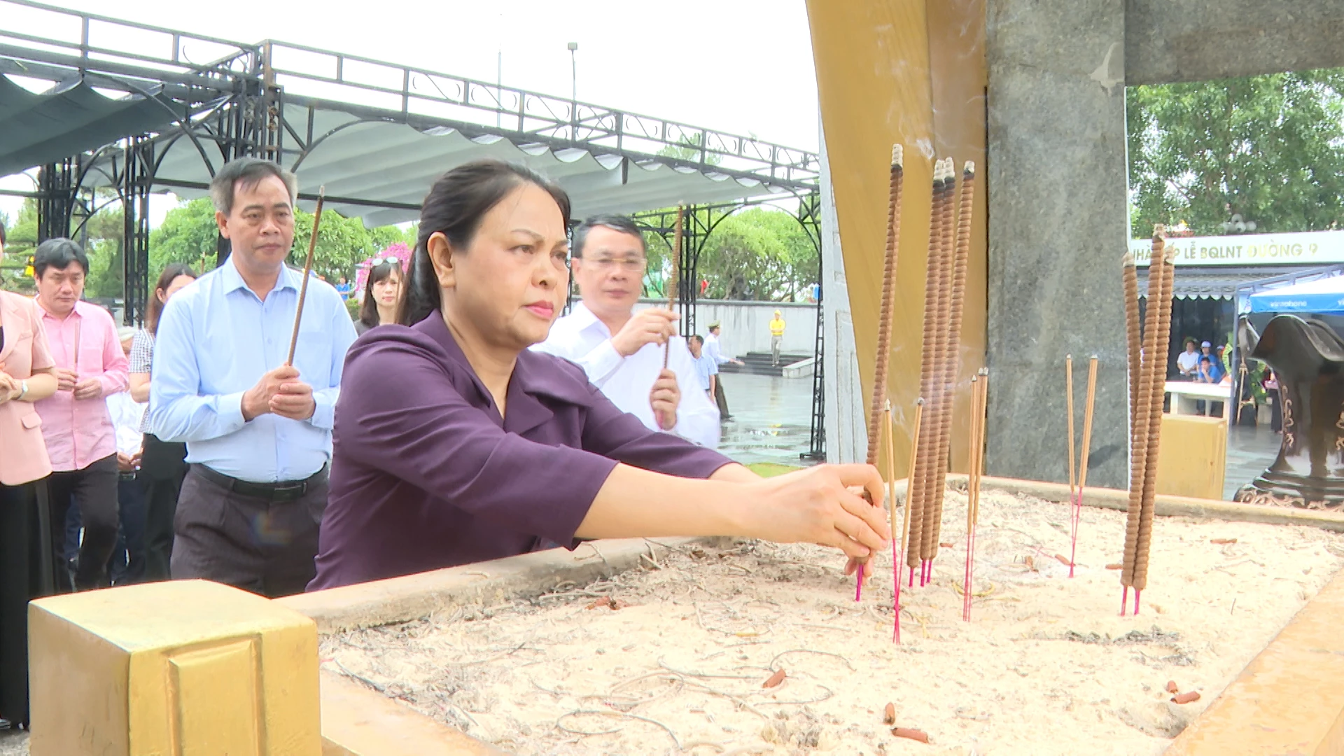Đoàn công tác dâng hương tại NTLSQG Đường 9. Ảnh: Việt Anh