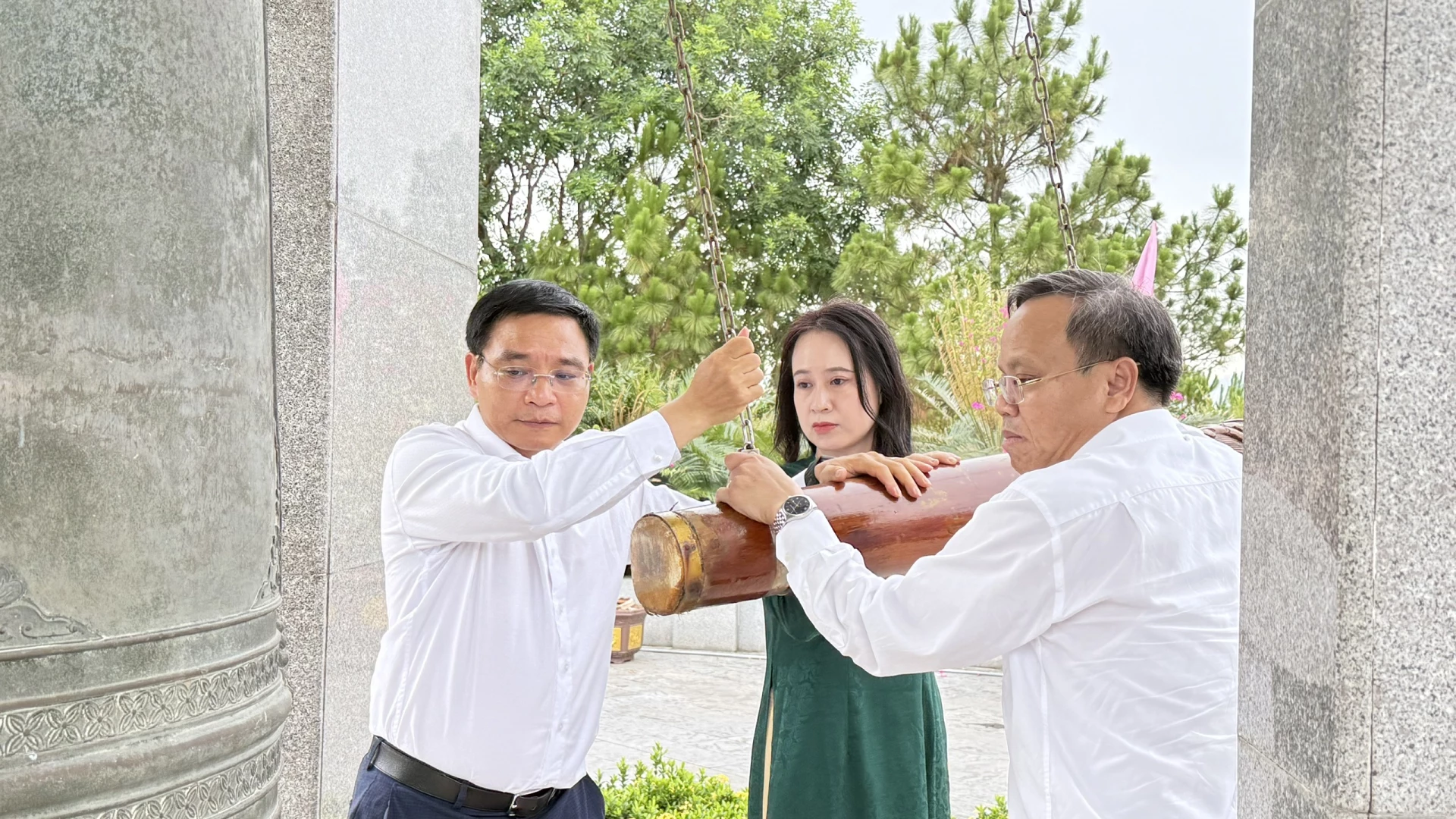 Đồng chí Nguyễn Văn Thắng, Ủy viên Trung ương Đảng, Phó Thủ tướng Chính phủ cùng phu nhân và đồng chí Lê Đức Tiến, Phó Chủ tịch UBND tỉnh thỉnh chuông tại Nghĩa trang Liệt sĩ Quốc gia Đường 9