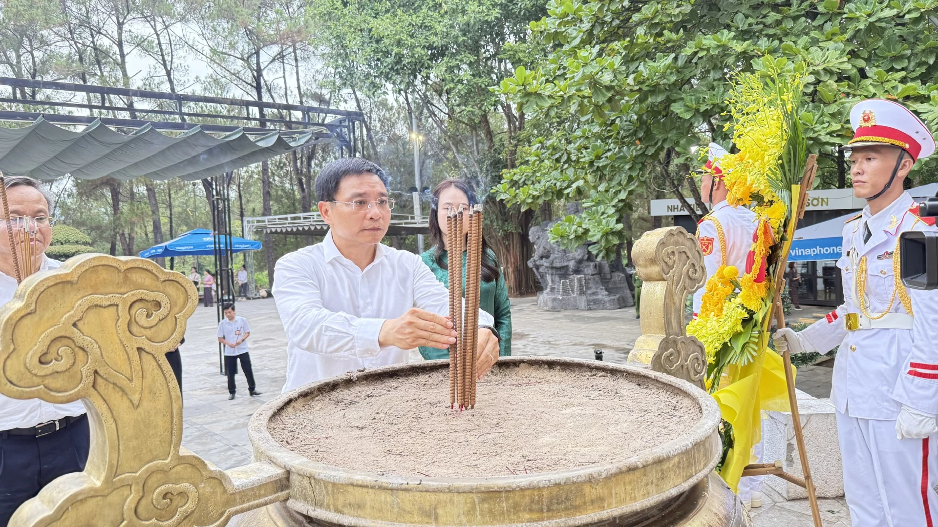 Đồng chí Nguyễn Văn Thắng, Ủy viên Trung ương Đảng, Phó Thủ tướng Chính phủ dâng hương tri ân các Anh hùng liệt sĩ tại Nghĩa trang Liệt sĩ Quốc gia Trường Sơn - Ảnh: NL