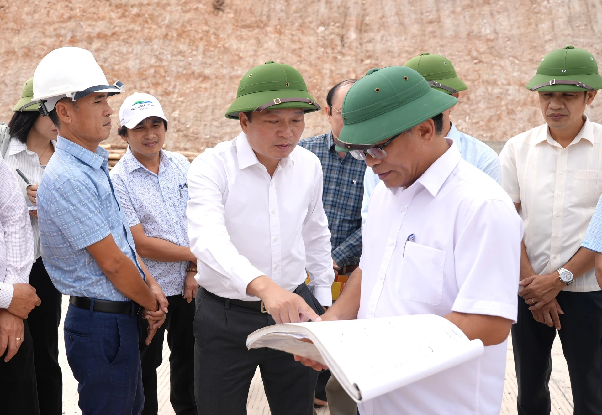 Đồng chí Lê Hồng Vinh, Chủ tịch UBND tỉnh đánh giá chất lượng công trình so với quy chuẩn kỹ thuật - Ảnh: T.Đ