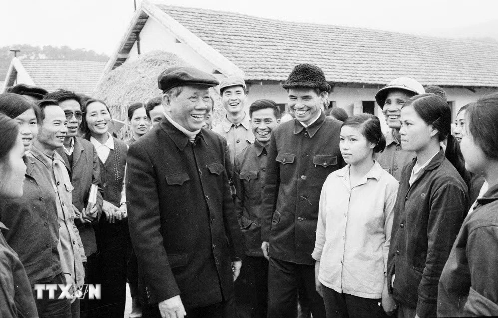 Tổng Bí thư Lê Duẩn nói chuyện với cán bộ, công nhân Xí nghiệp Chăn nuôi Đồng Nai (1/1980). (Ảnh: Tư liệu TTXVN)