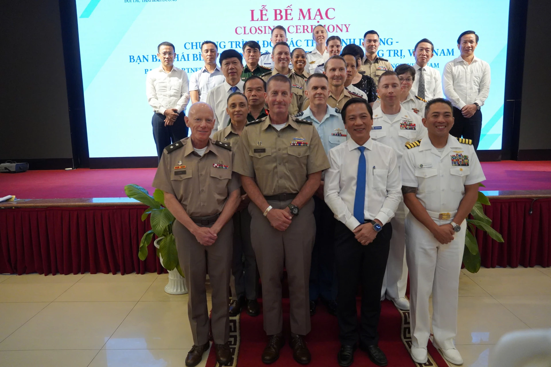 Các đại biểu chụp hình lưu niệm - Ảnh: H.T
