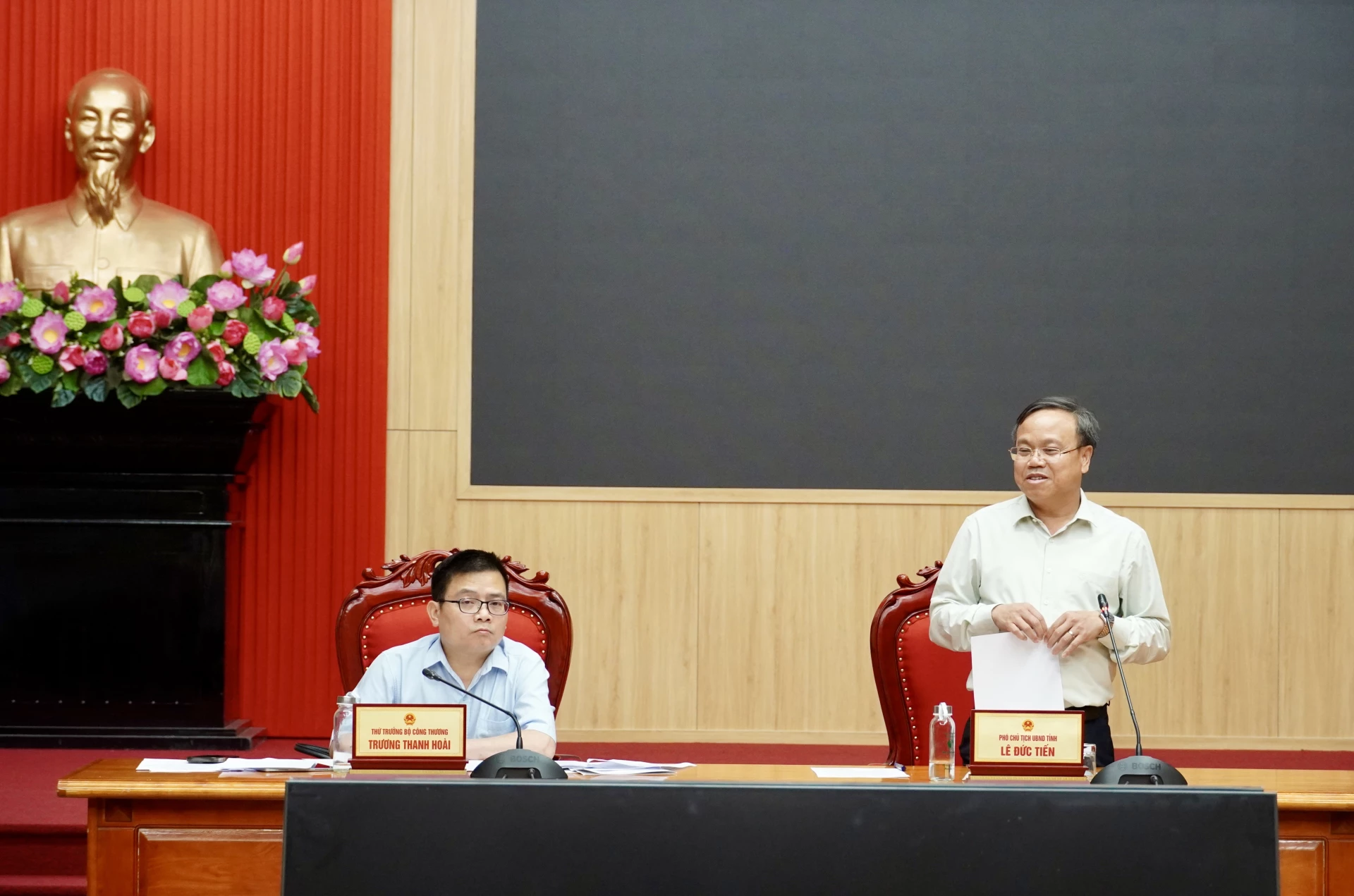 Đồng chí Lê Đức Tiến, Phó Chủ tịch UBND tỉnh phát biểu tại buổi làm việc - Ảnh: H.N