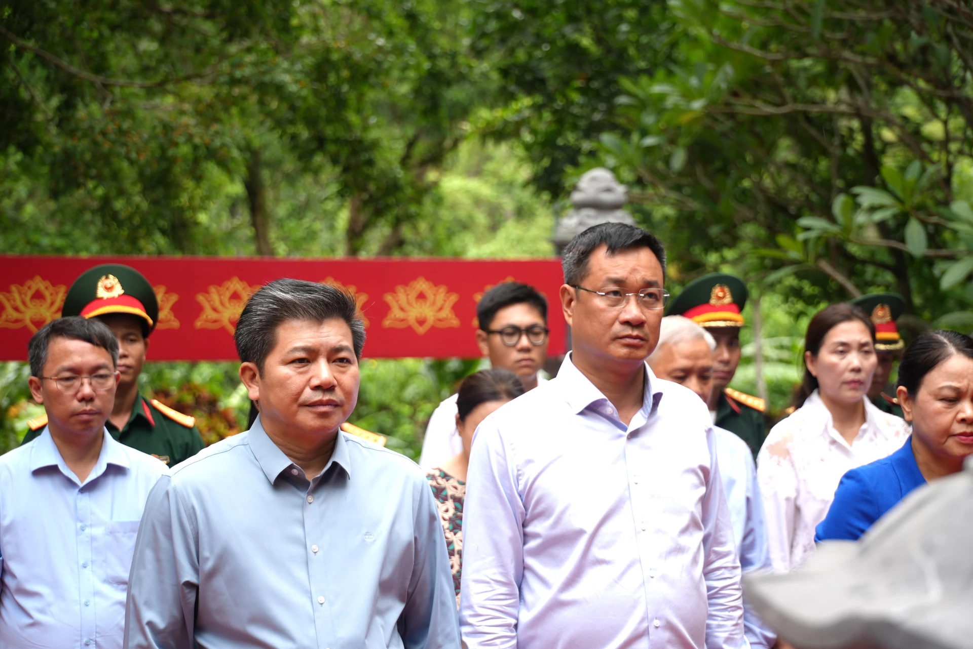 Các đại biểu dự lễ dâng hoa, dâng hương - Ảnh: T.Đ